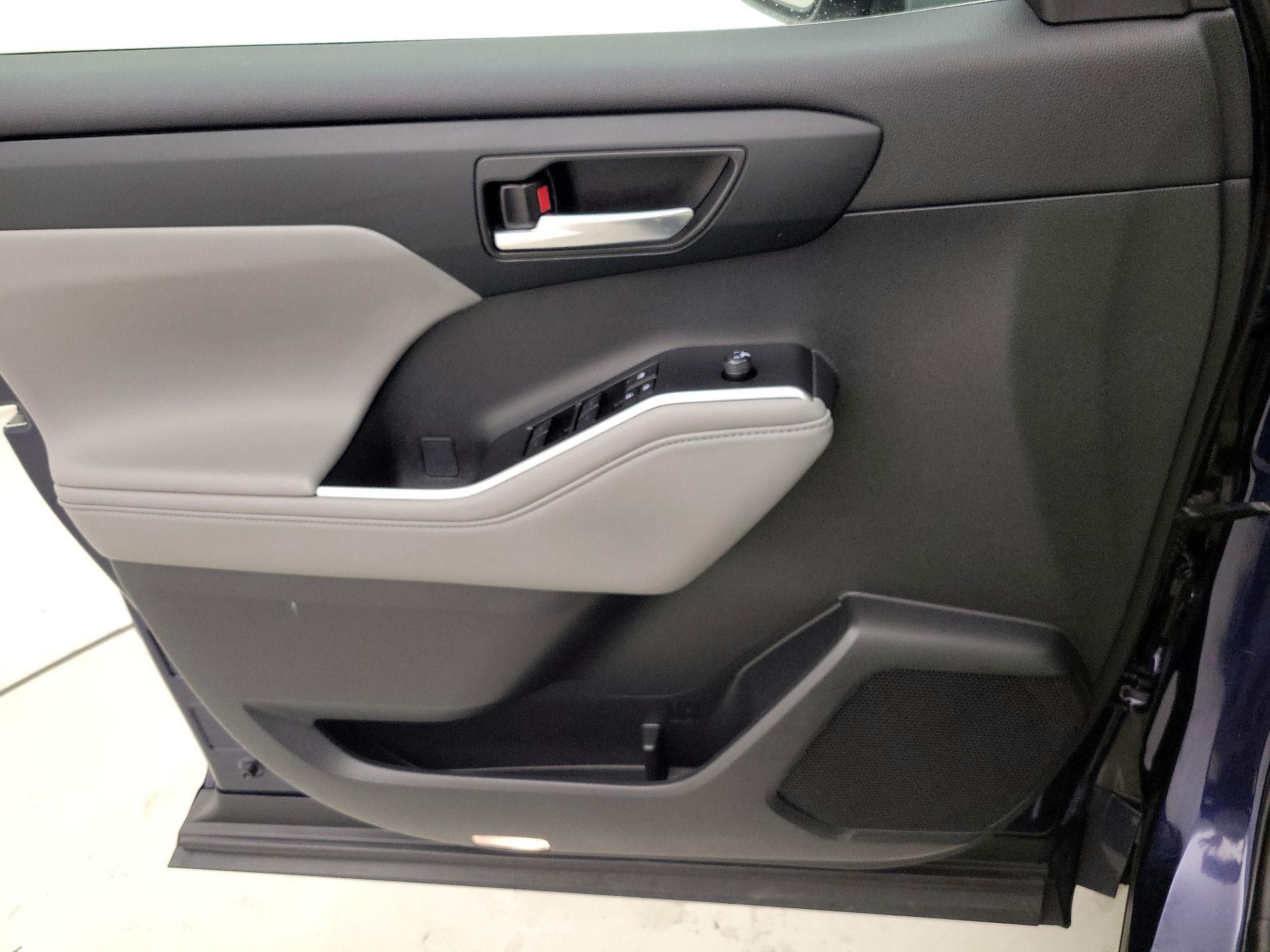 Thumbnail: 2022 Toyota Highlander - 12