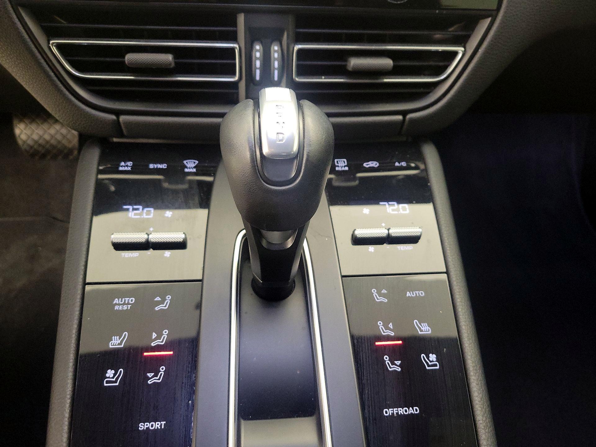 Thumbnail: 2023 Porsche Macan - 18