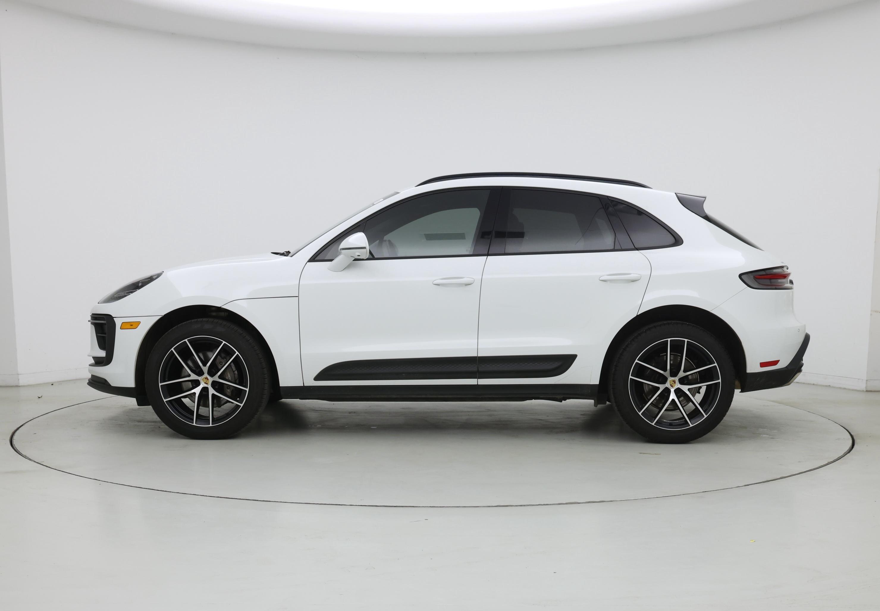 Thumbnail: 2023 Porsche Macan - 3