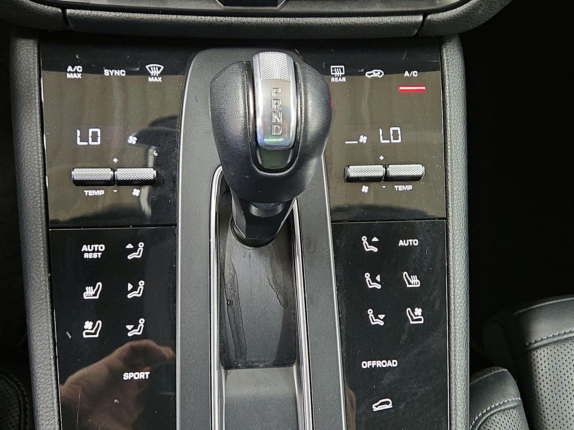 Thumbnail: 2022 Porsche Macan - 18