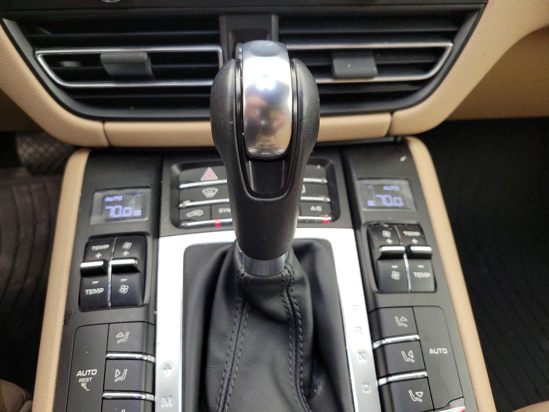 Thumbnail: 2021 Porsche Macan - 18