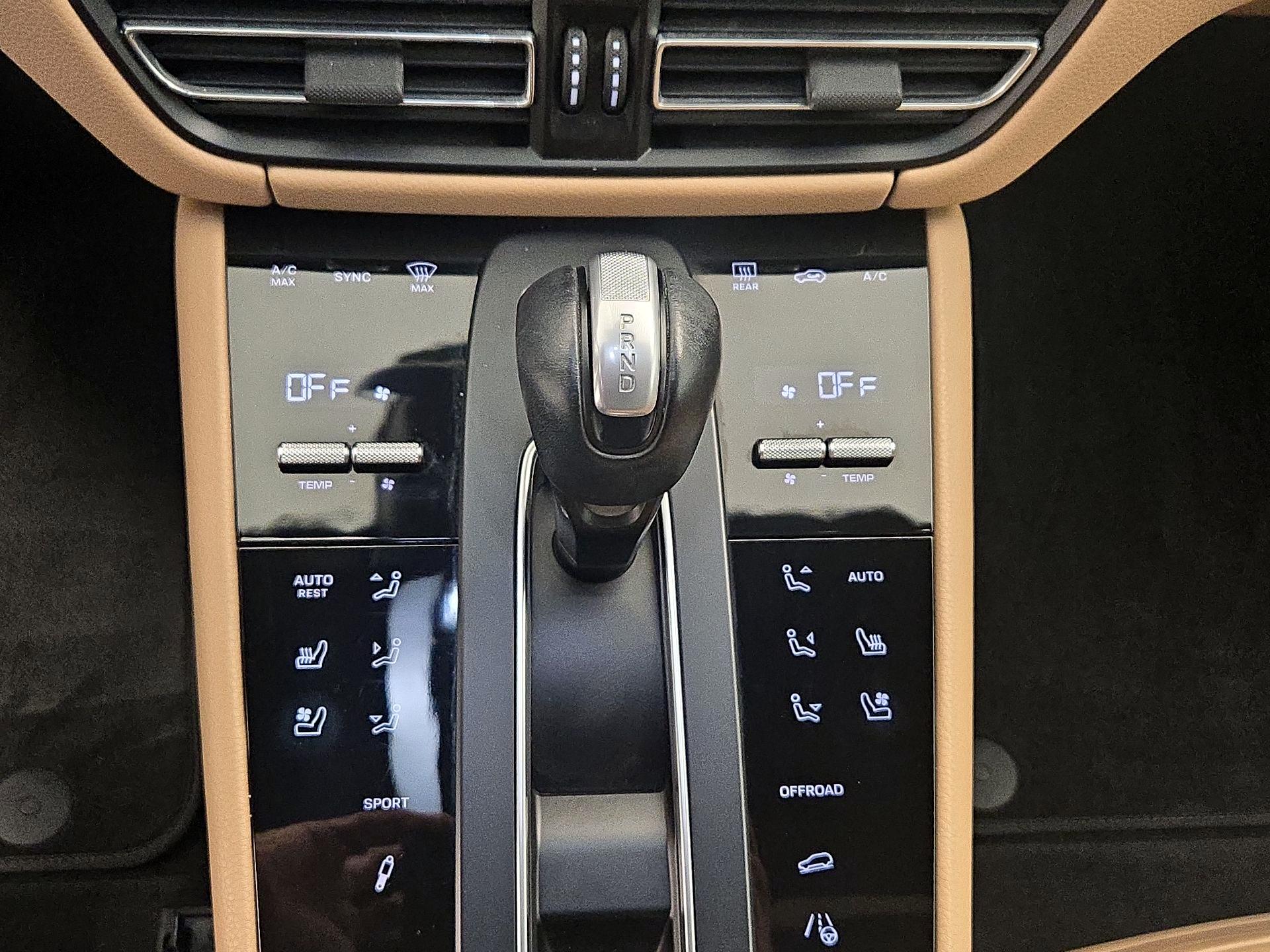 Thumbnail: 2023 Porsche Macan - 18