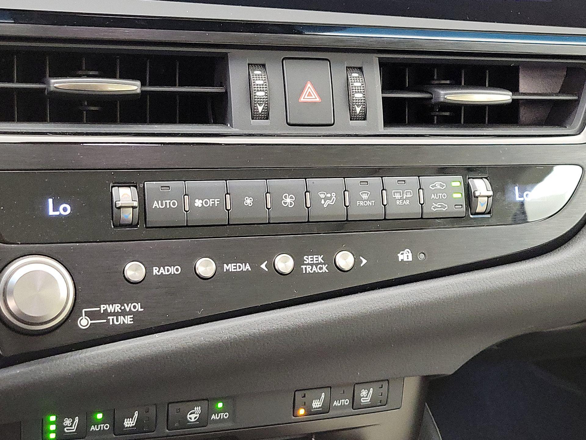 Thumbnail: 2022 Lexus ES - 17