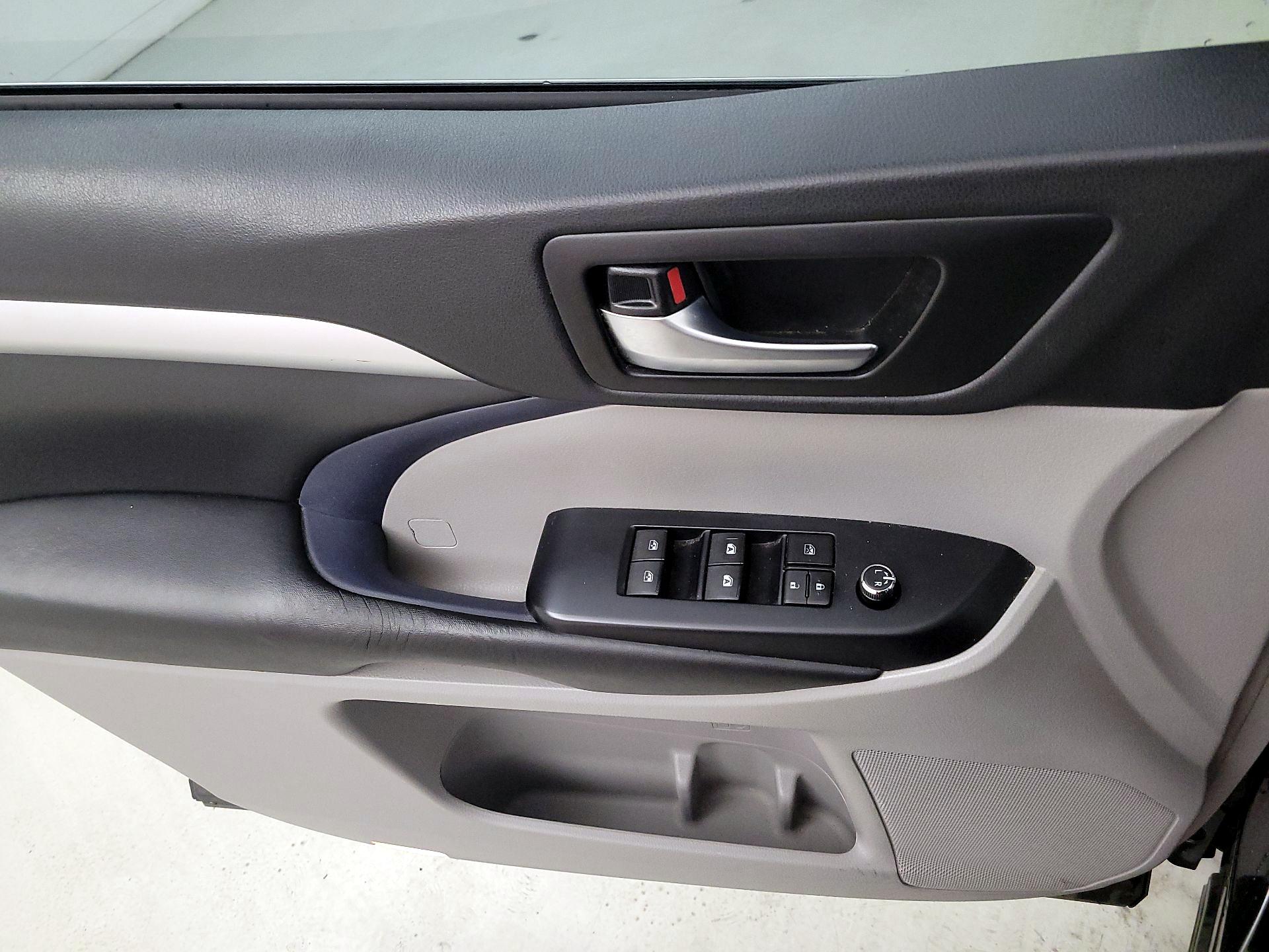 Thumbnail: 2019 Toyota Highlander - 12