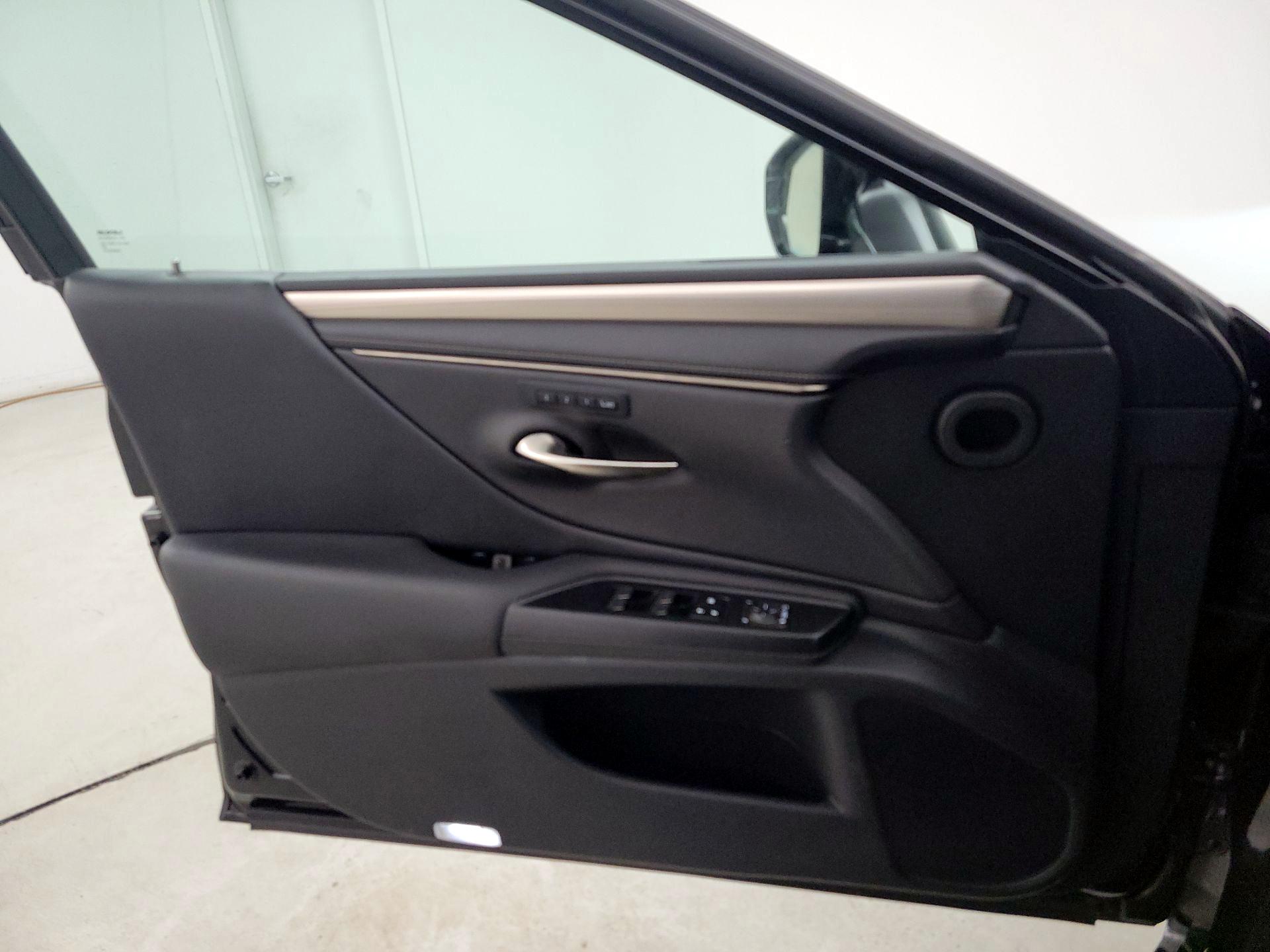 Thumbnail: 2021 Lexus ES - 12