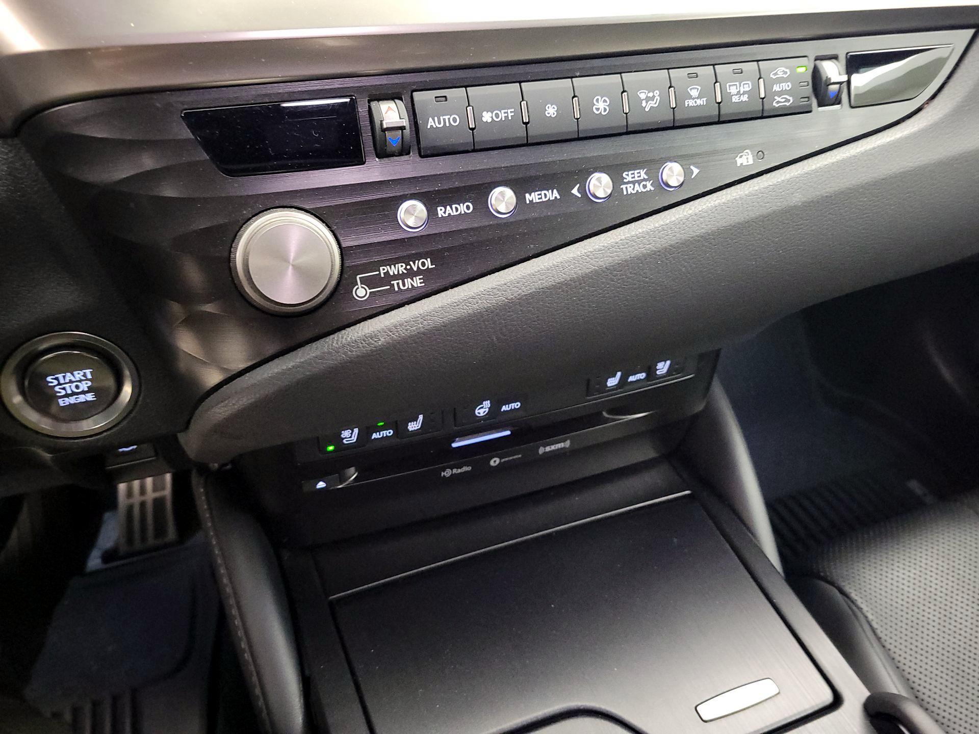 Thumbnail: 2021 Lexus ES - 16