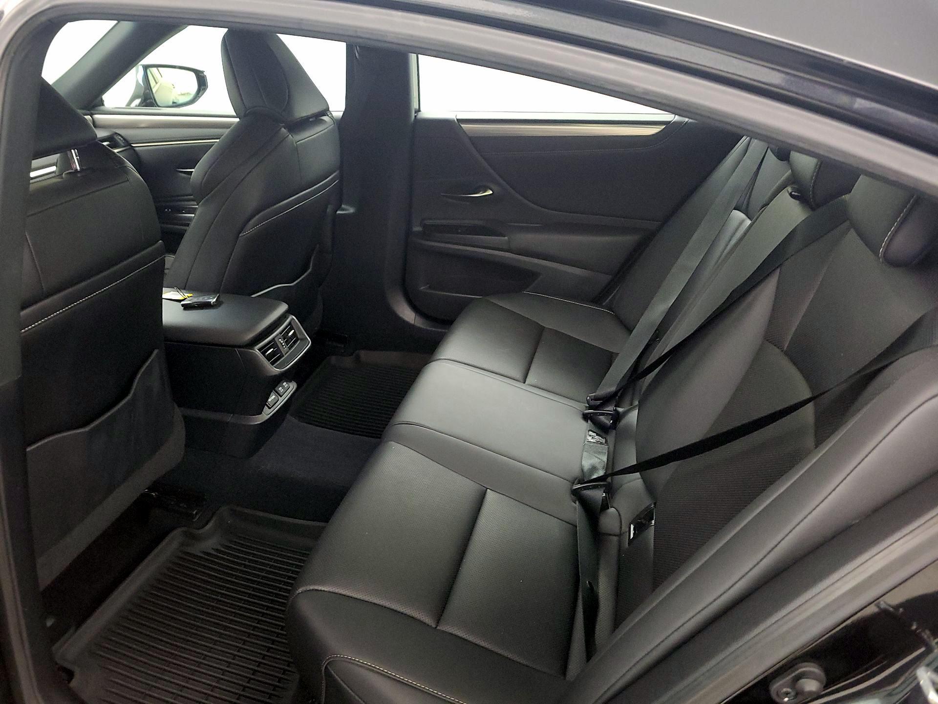 Thumbnail: 2021 Lexus ES - 20