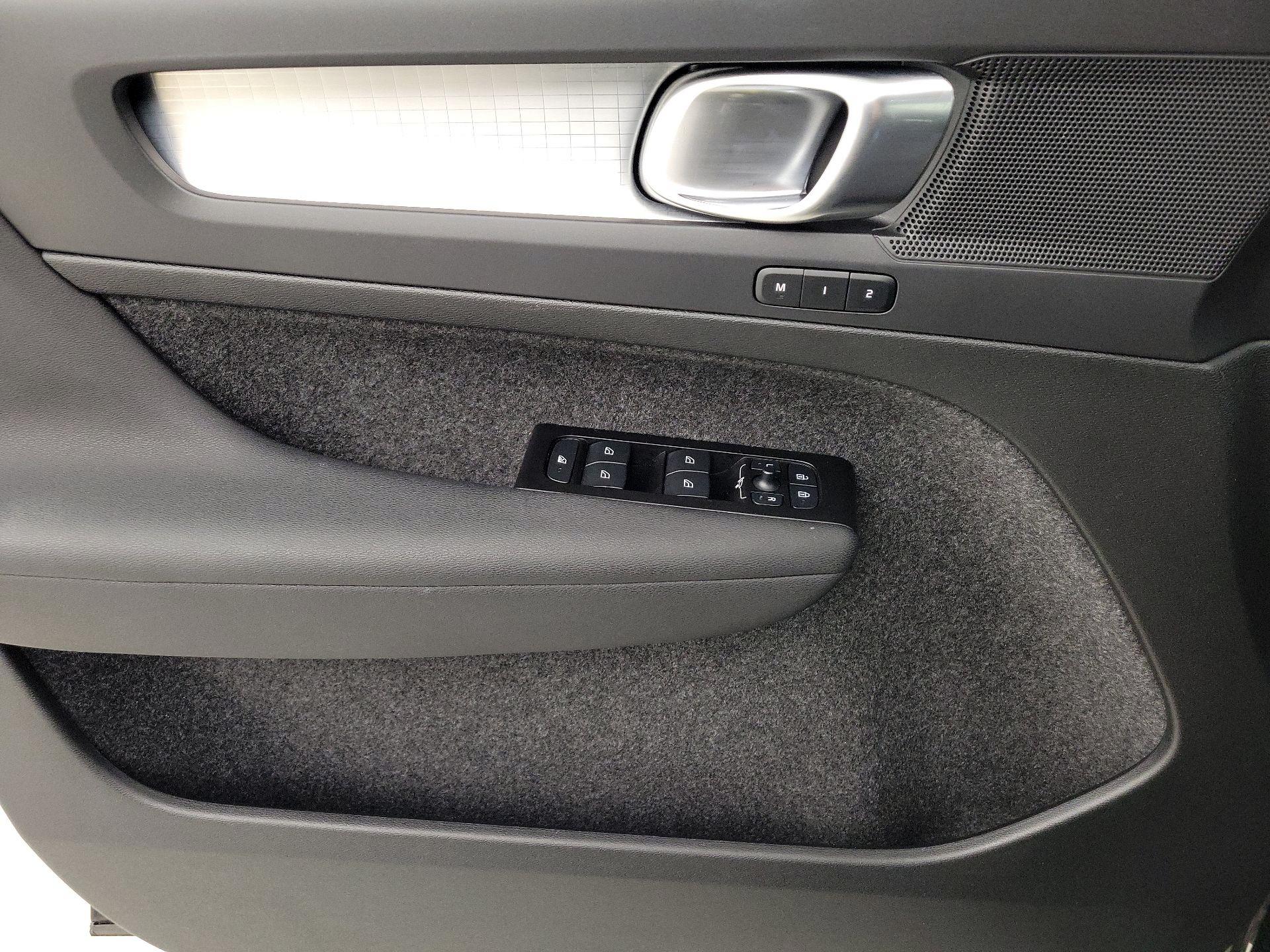 Thumbnail: 2022 Volvo XC40 - 12