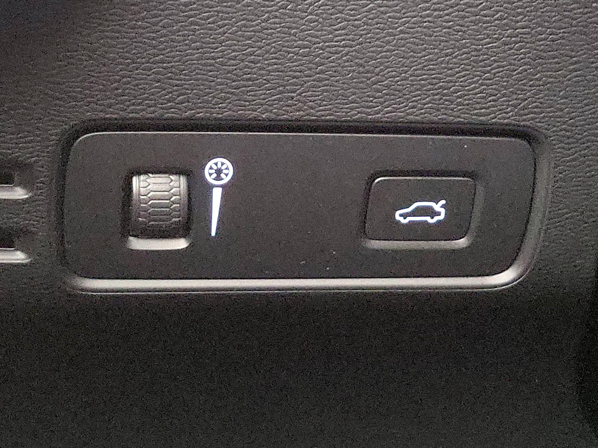 Thumbnail: 2022 Volvo XC40 - 13