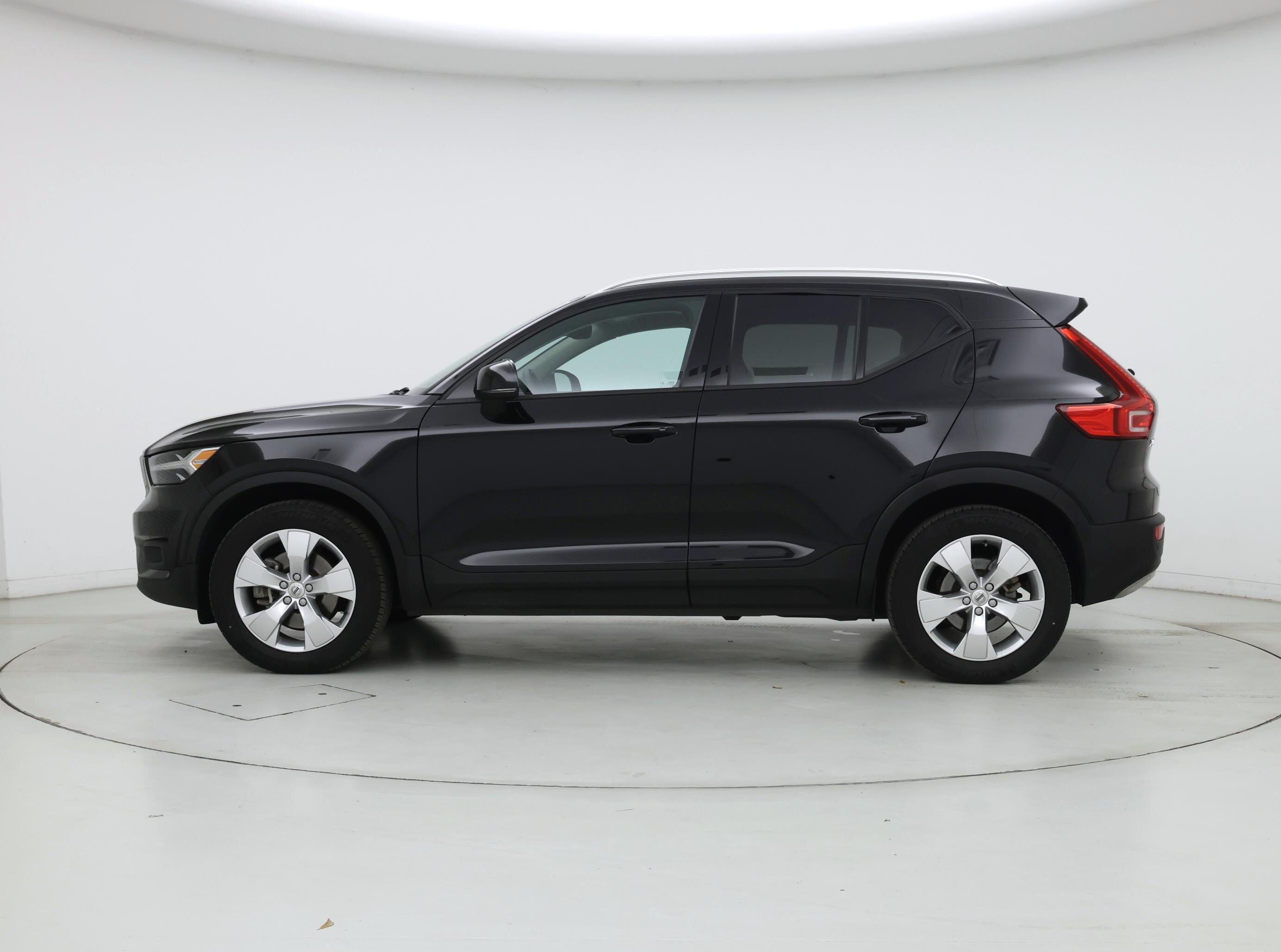 Thumbnail: 2022 Volvo XC40 - 3