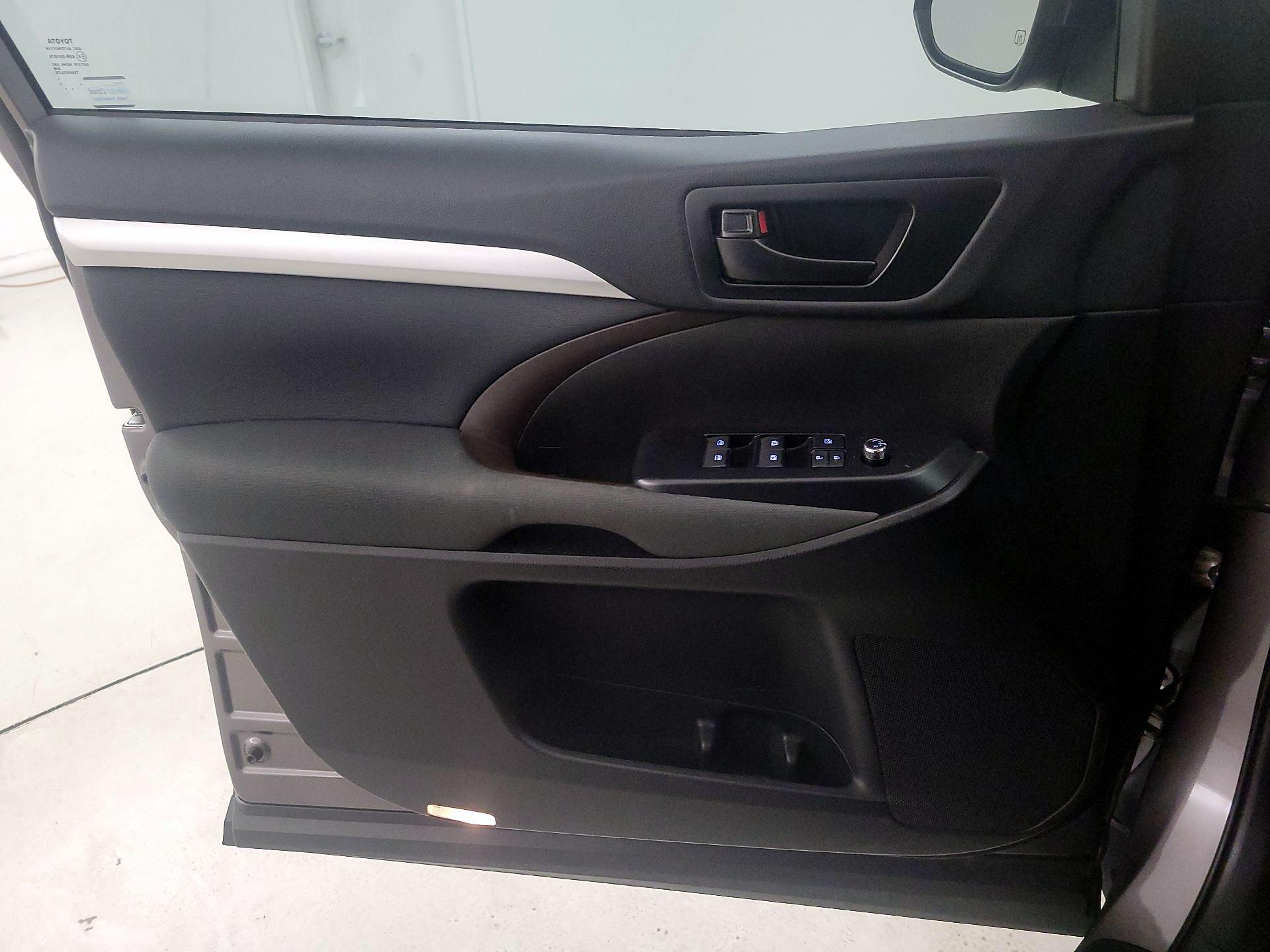 Thumbnail: 2019 Toyota Highlander - 12