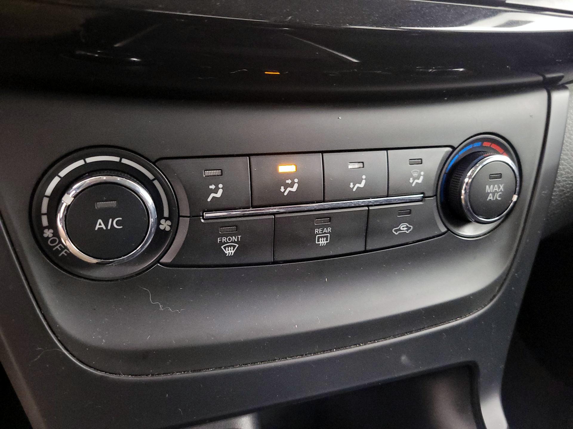 Thumbnail: 2016 Nissan Sentra - 16