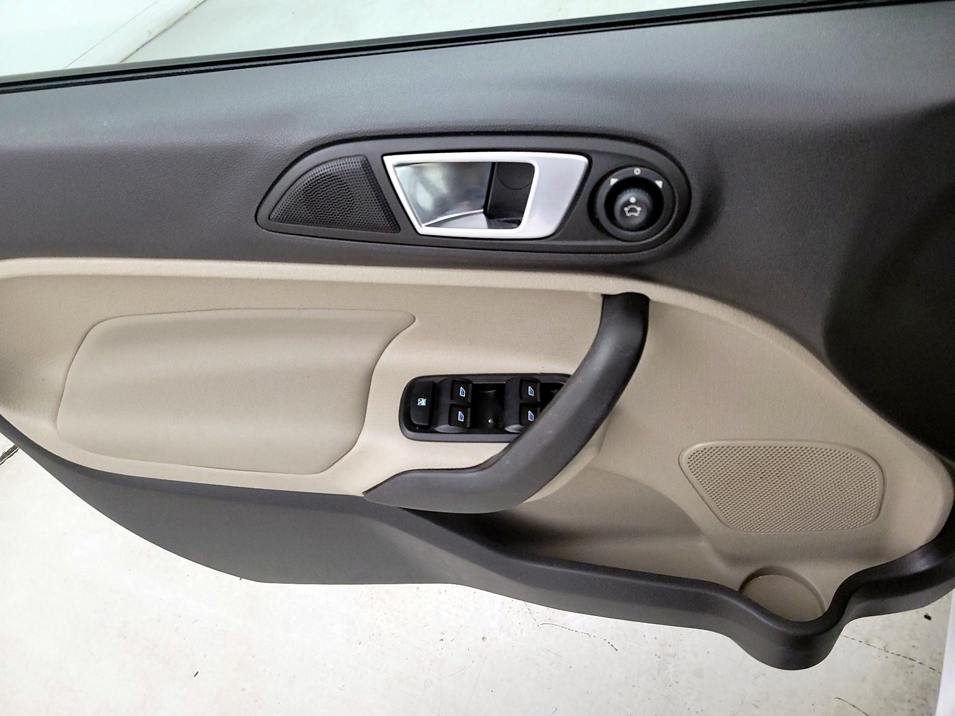 Thumbnail: 2016 Ford Fiesta - 12