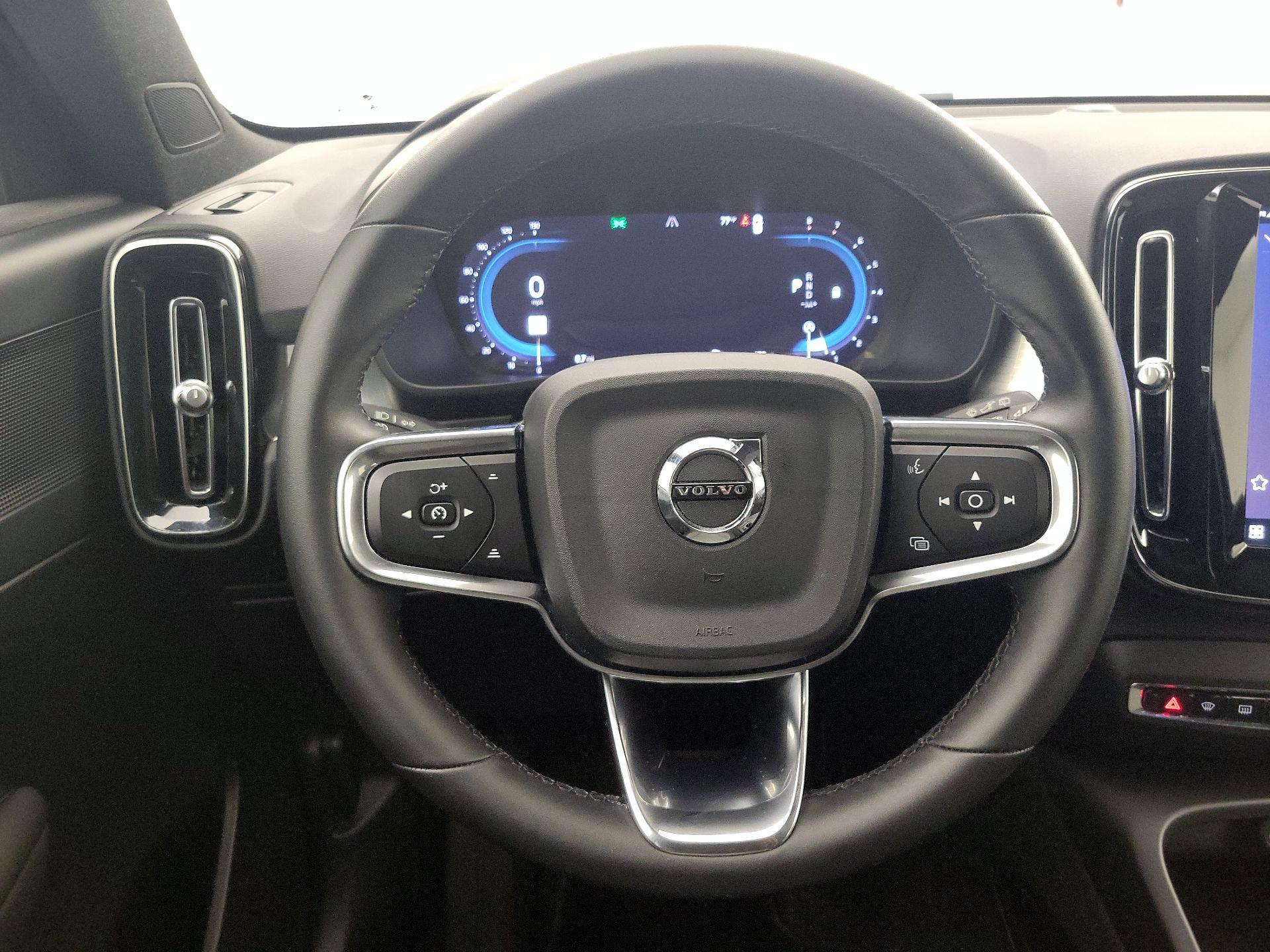 Thumbnail: 2024 Volvo XC40 - 10