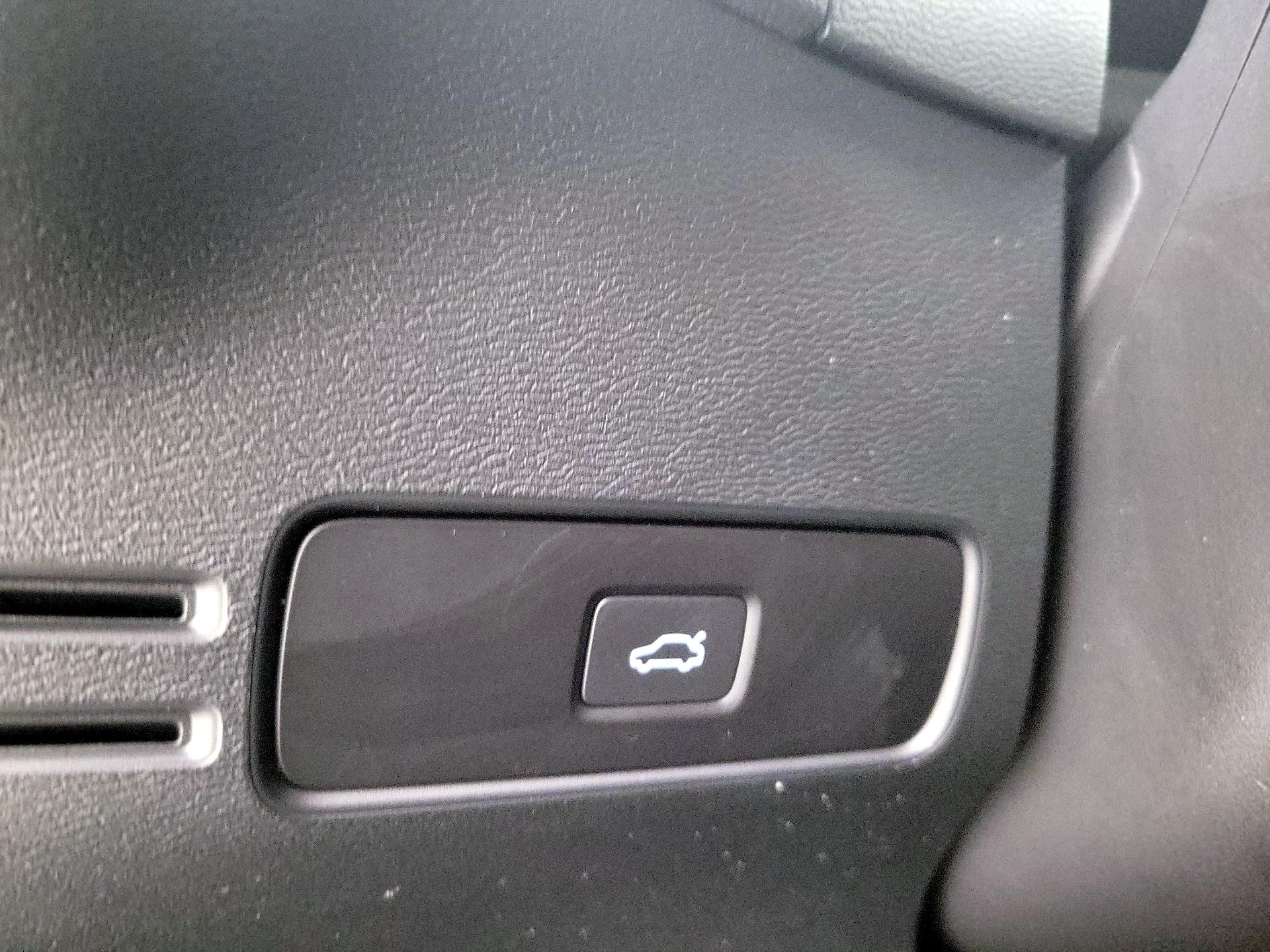 Thumbnail: 2024 Volvo XC40 - 13