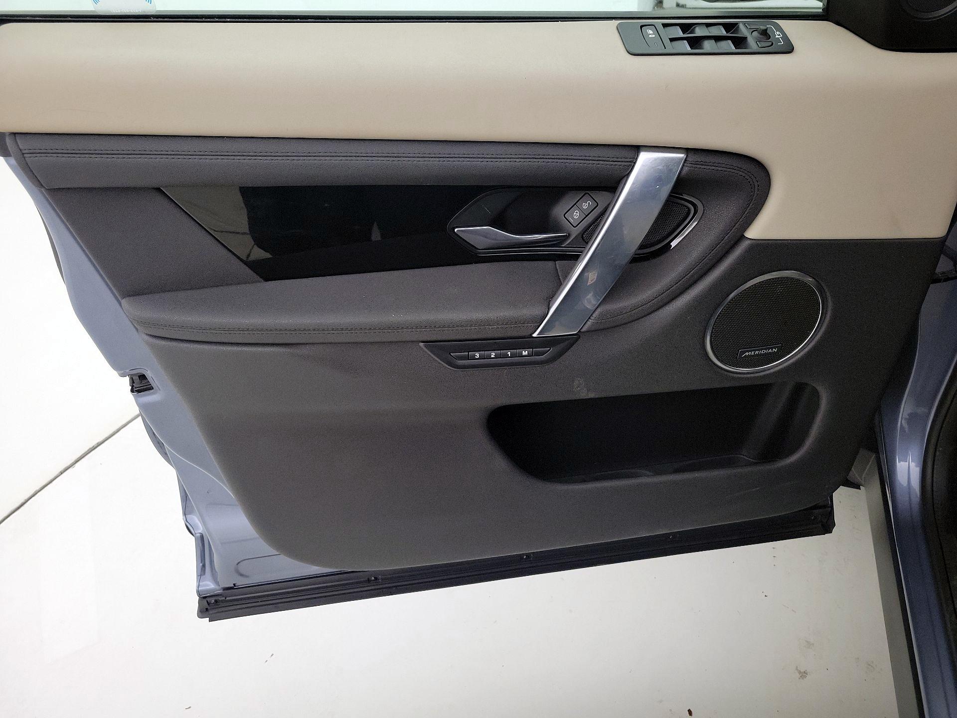 Thumbnail: 2020 Land Rover Discovery Sport - 12