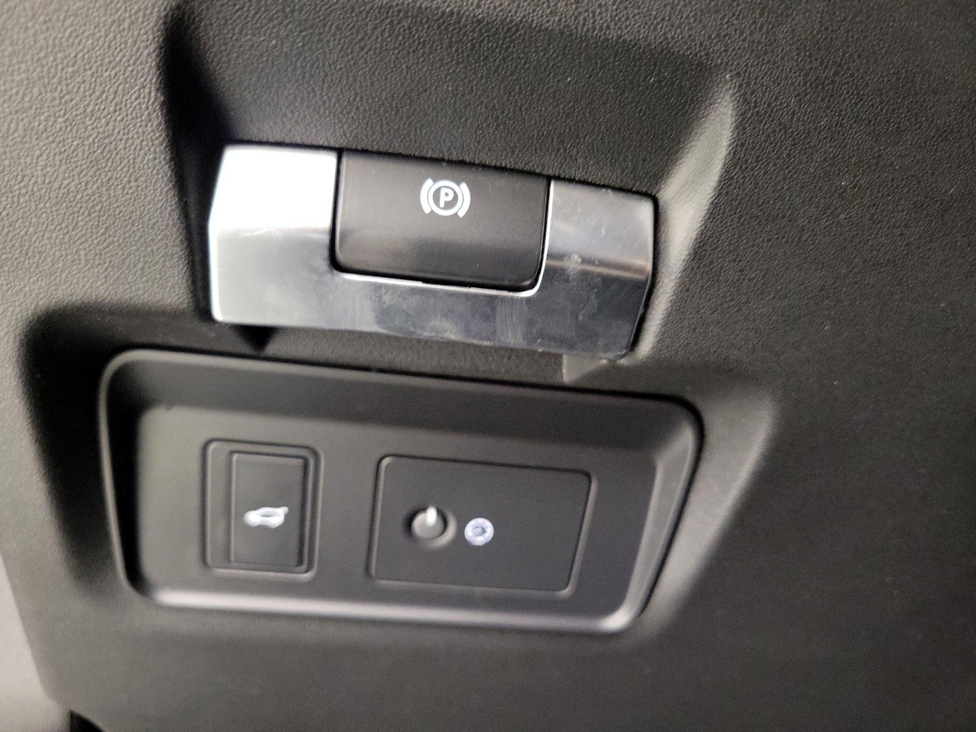 Thumbnail: 2020 Land Rover Discovery Sport - 13