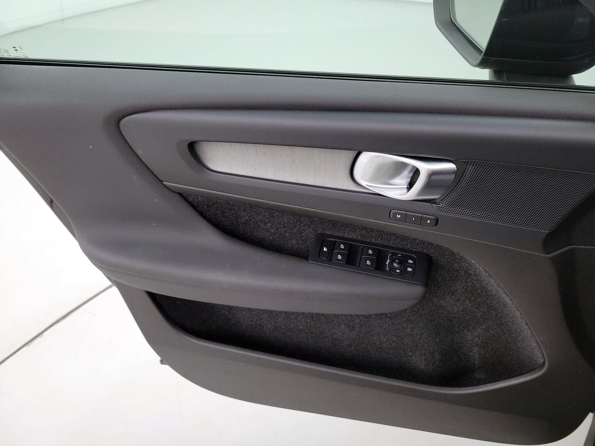 Thumbnail: 2023 Volvo XC40 - 12