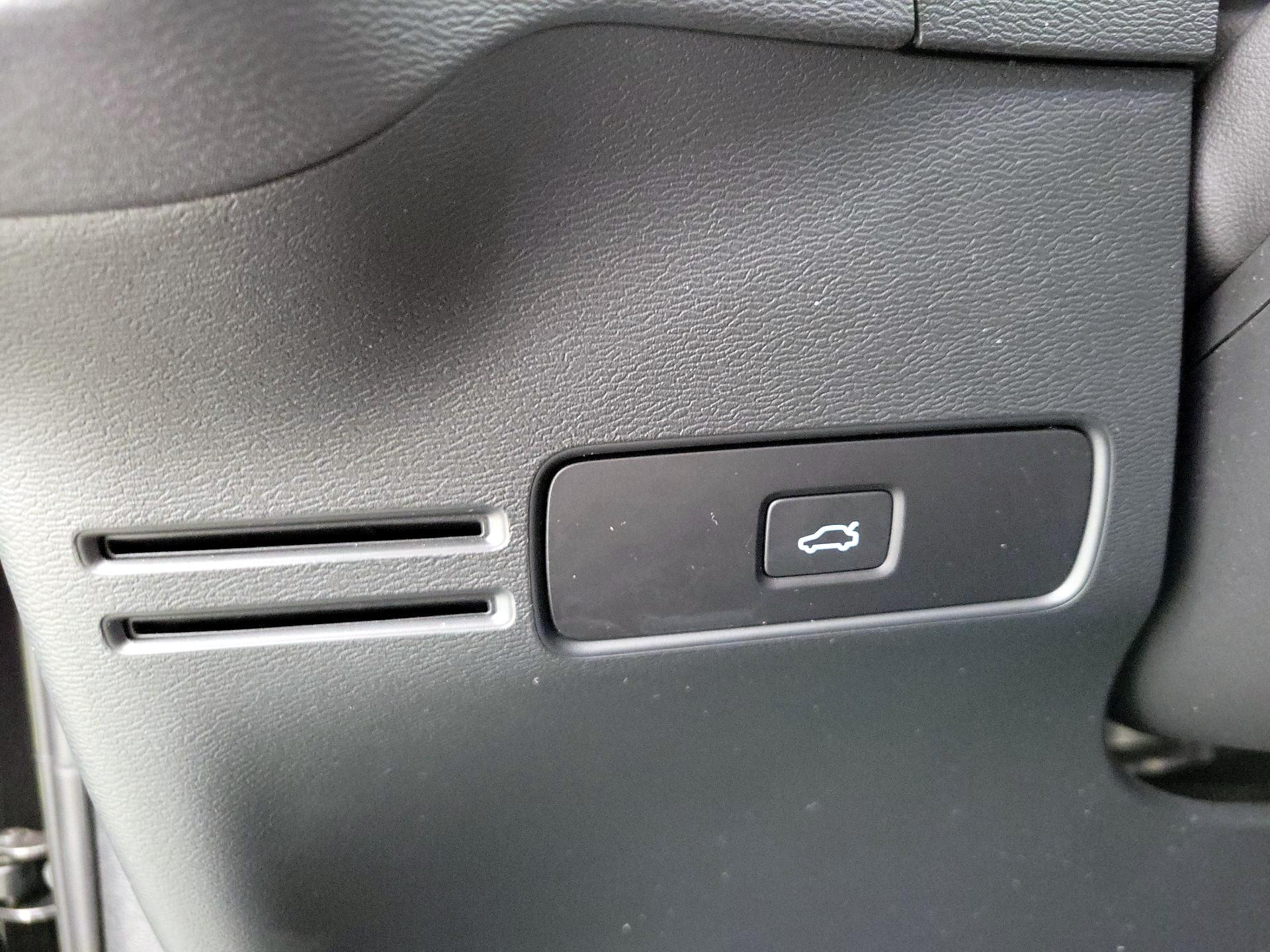 Thumbnail: 2023 Volvo XC40 - 13