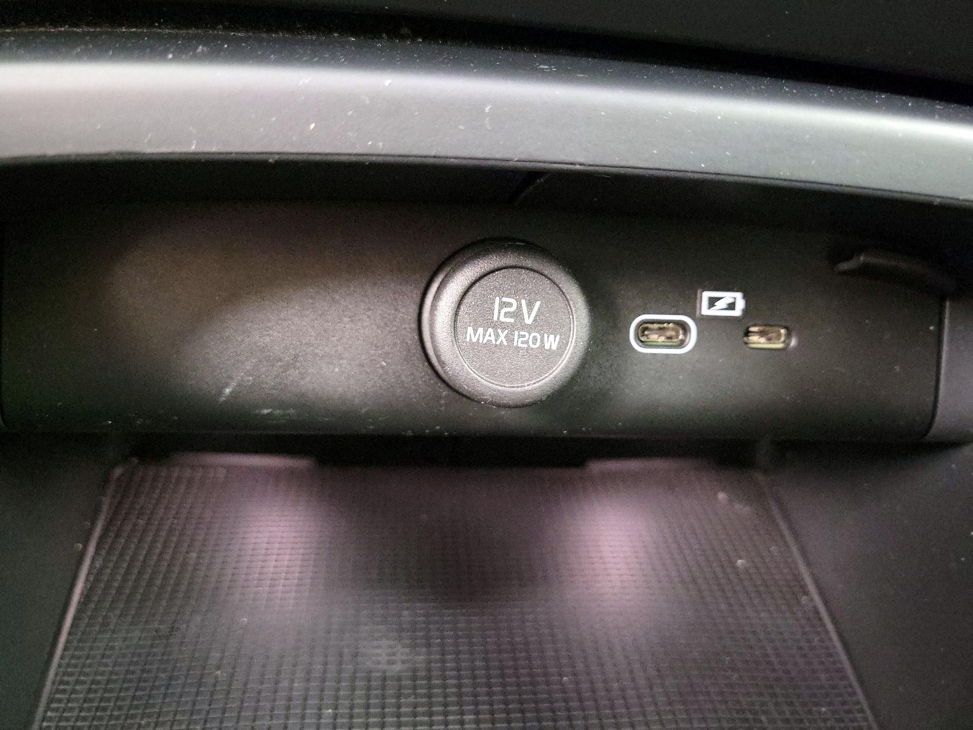 Thumbnail: 2023 Volvo XC40 - 19