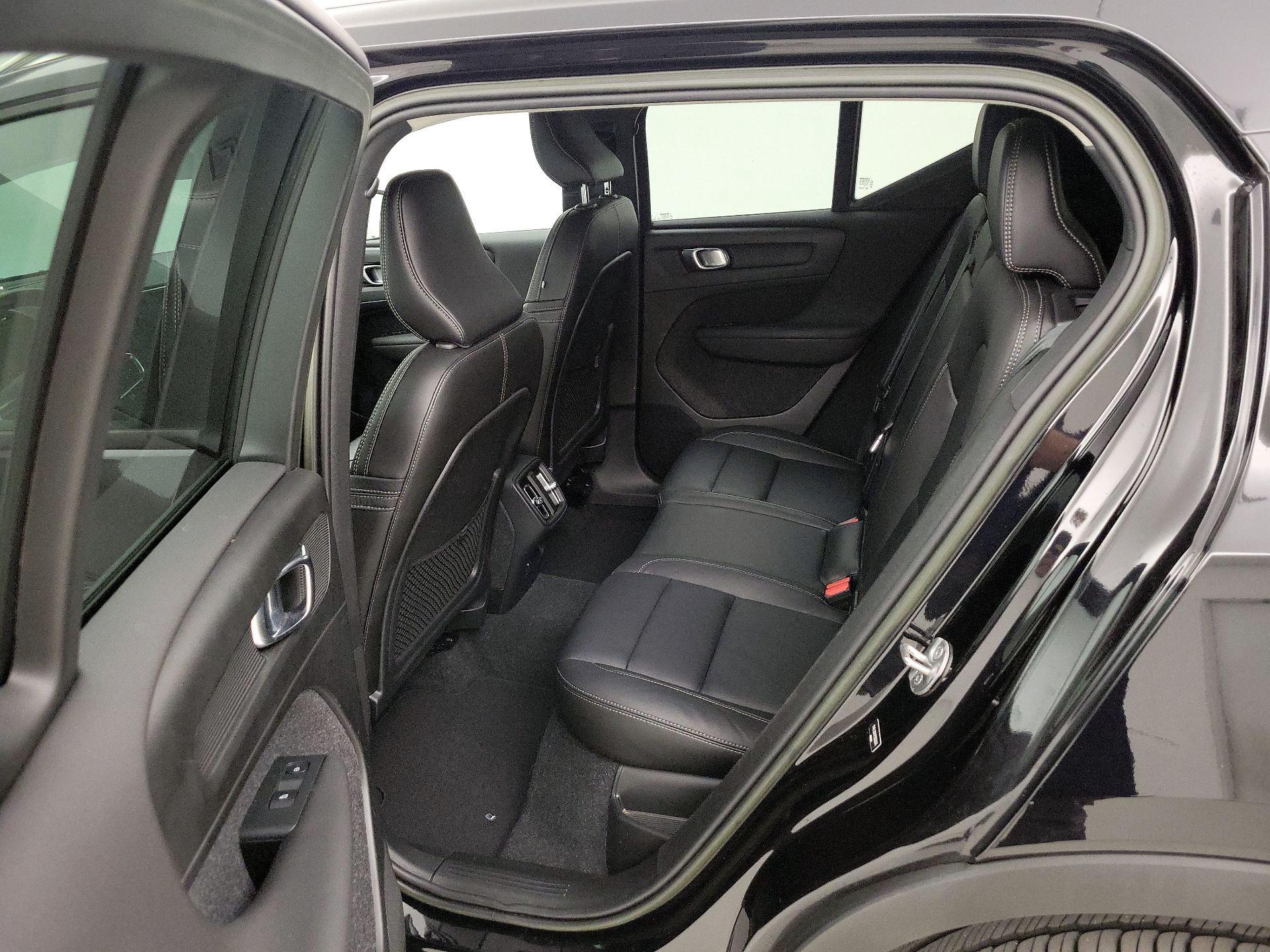 Thumbnail: 2023 Volvo XC40 - 20