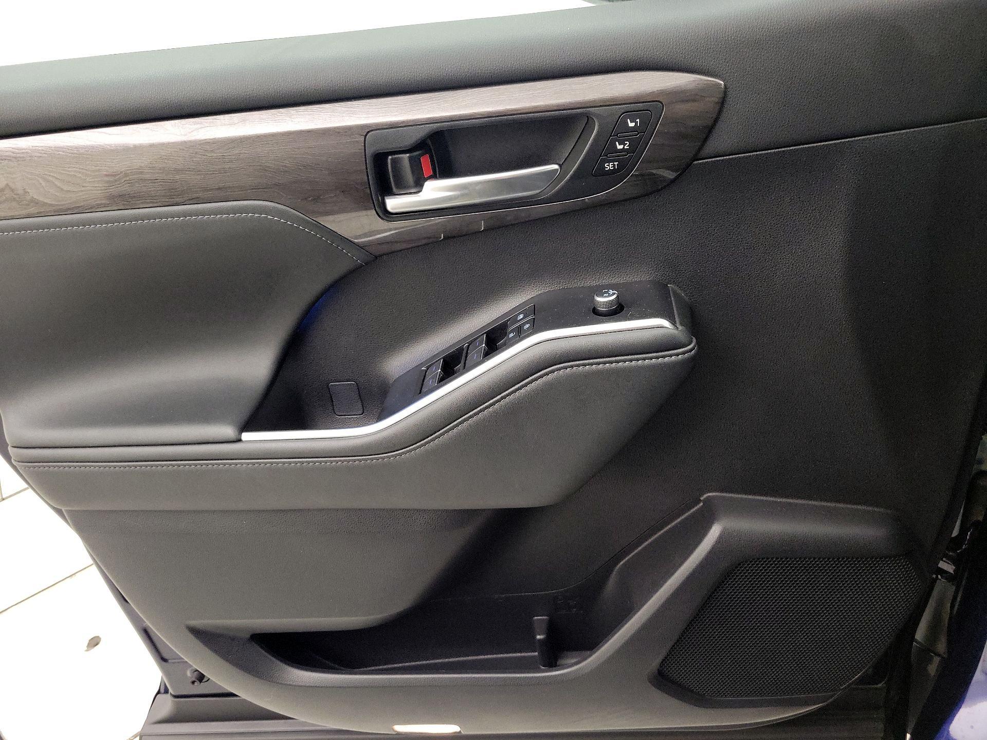 Thumbnail: 2021 Toyota Highlander - 12