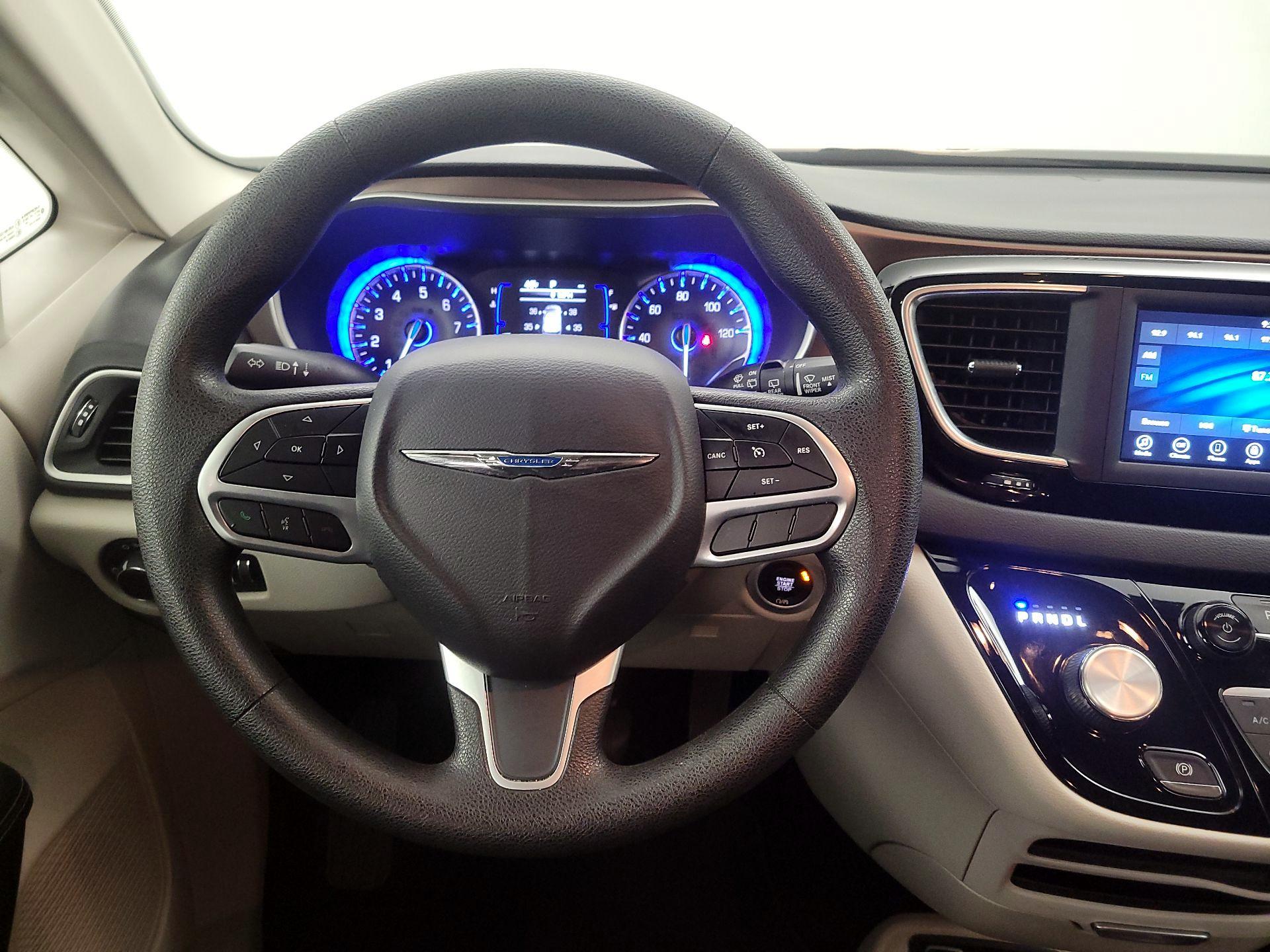 Thumbnail: 2019 Chrysler Pacifica - 10