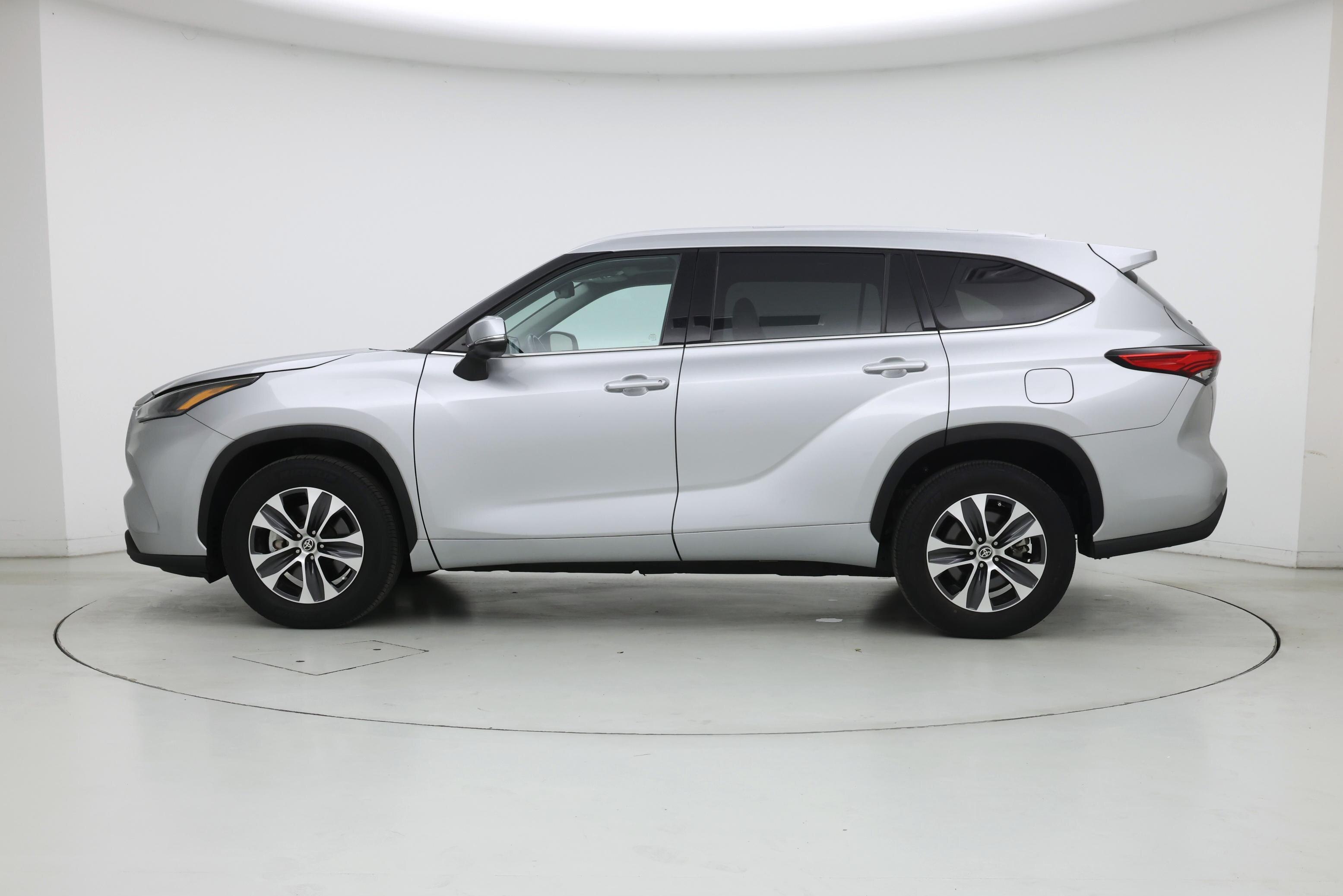 Thumbnail: 2022 Toyota Highlander - 3