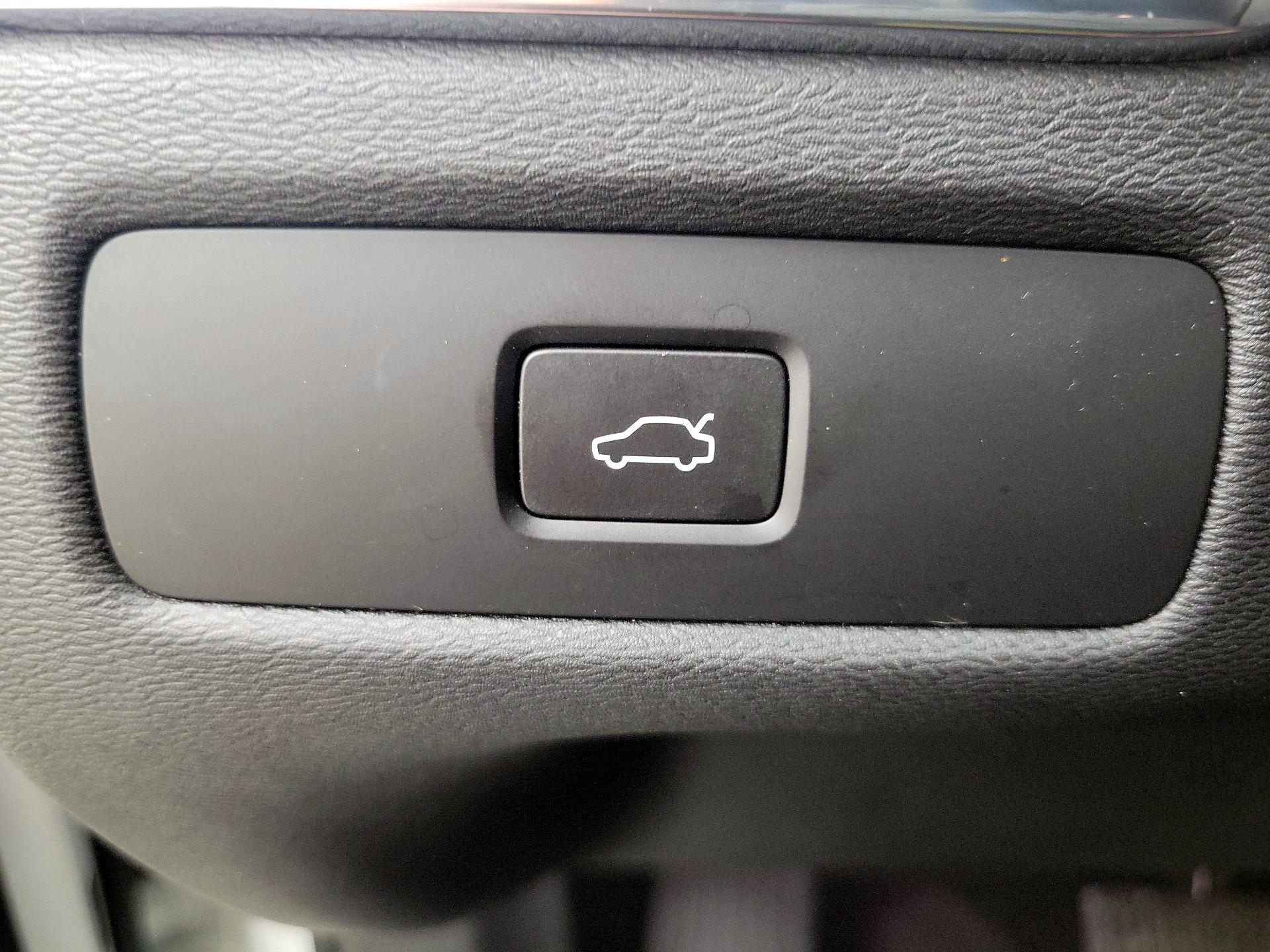 Thumbnail: 2023 Volvo XC60 - 13