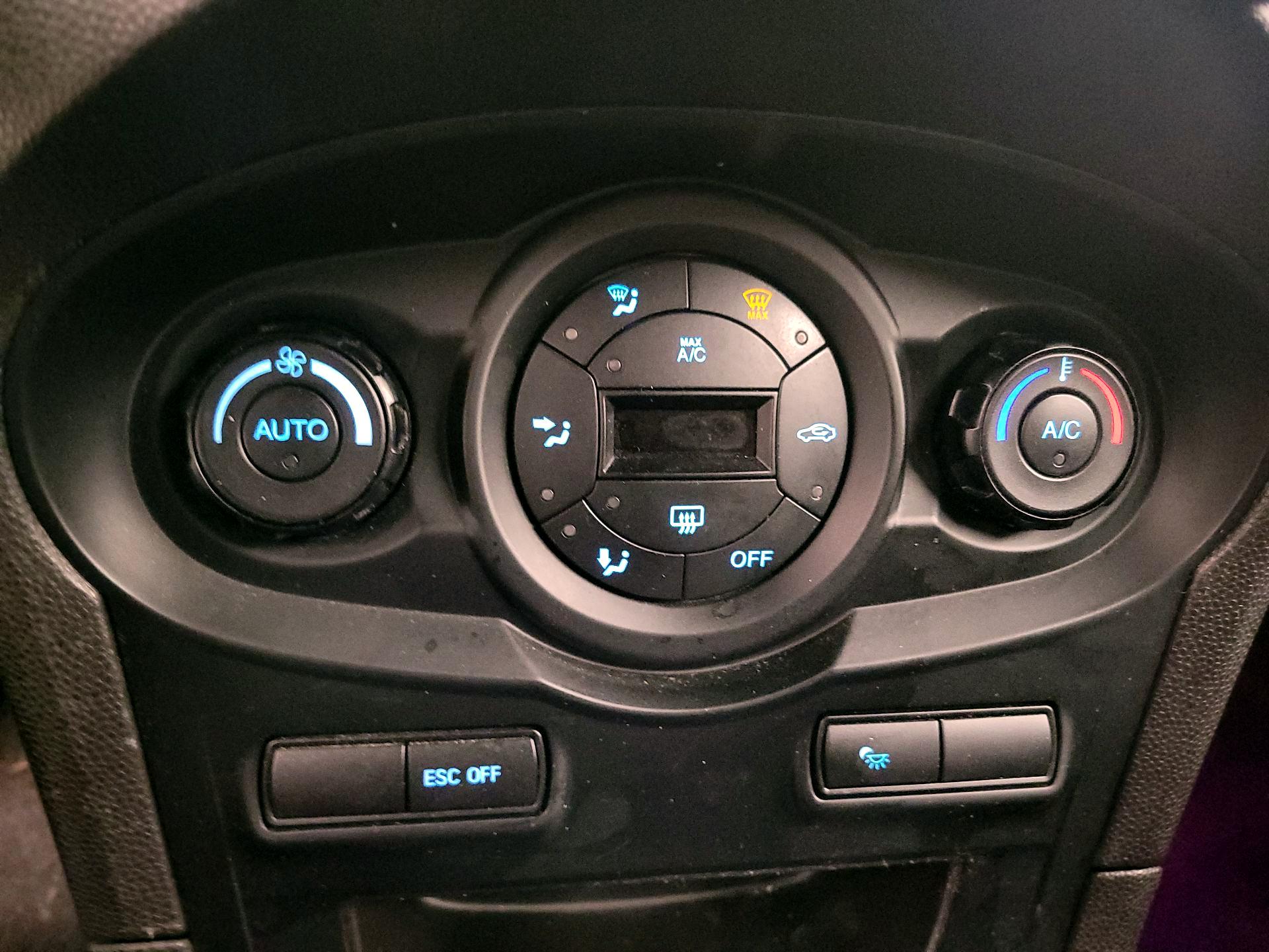 Thumbnail: 2015 Ford Fiesta - 15