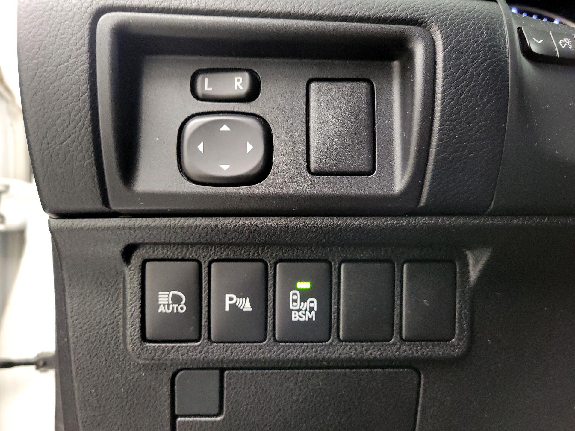 Thumbnail: 2016 Lexus ES - 13