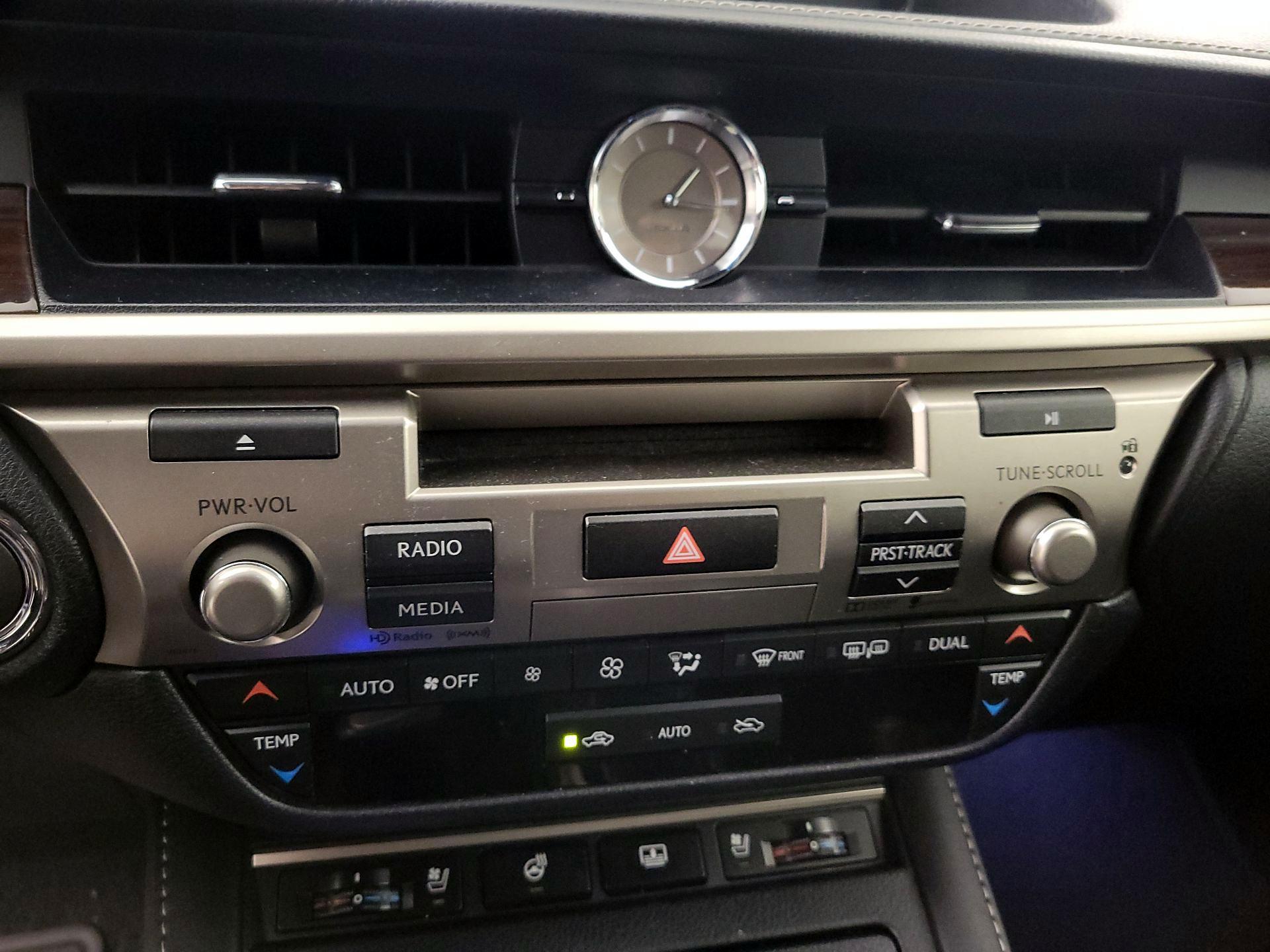 Thumbnail: 2016 Lexus ES - 17