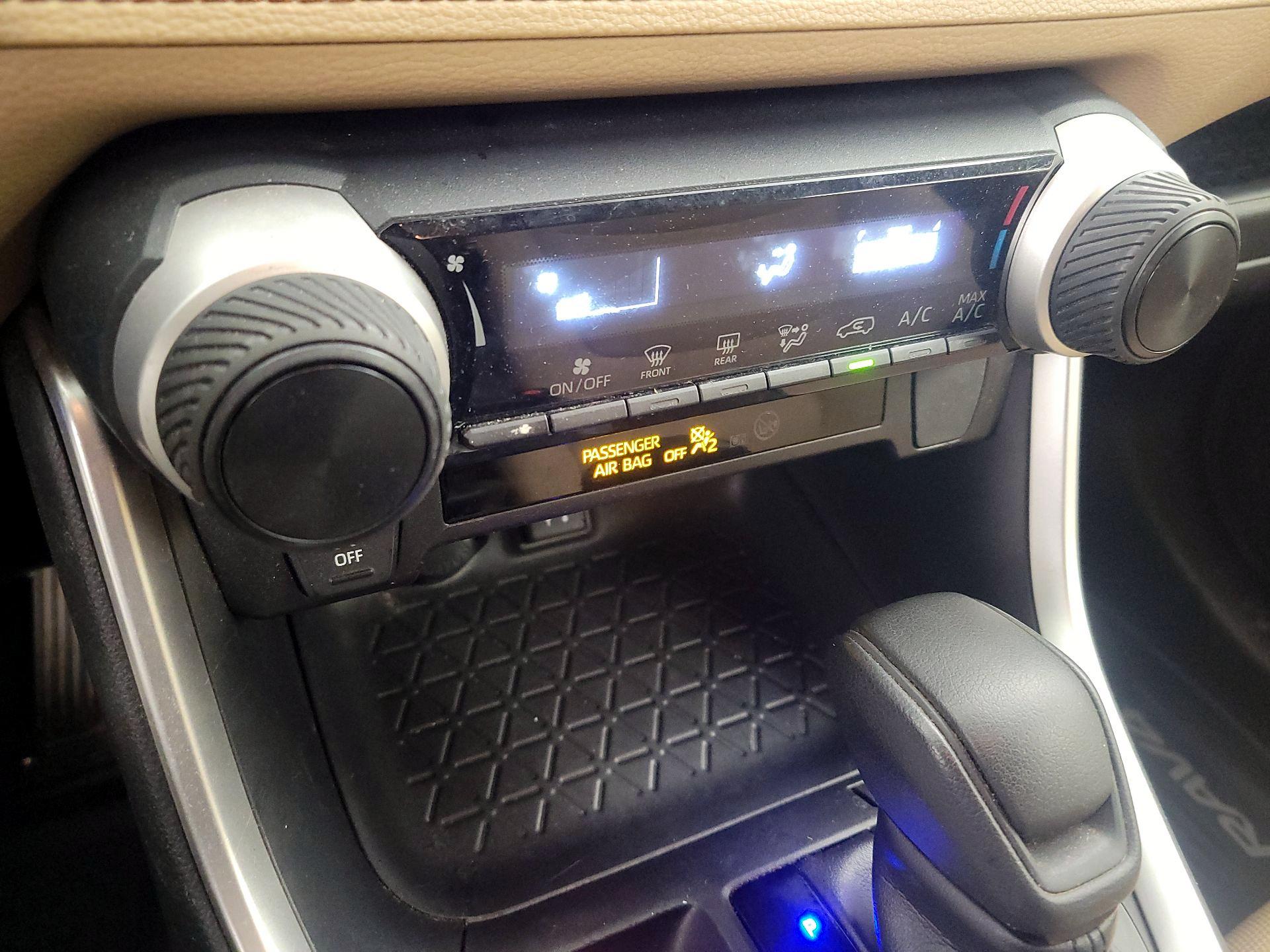 Thumbnail: 2019 Toyota RAV4 - 16