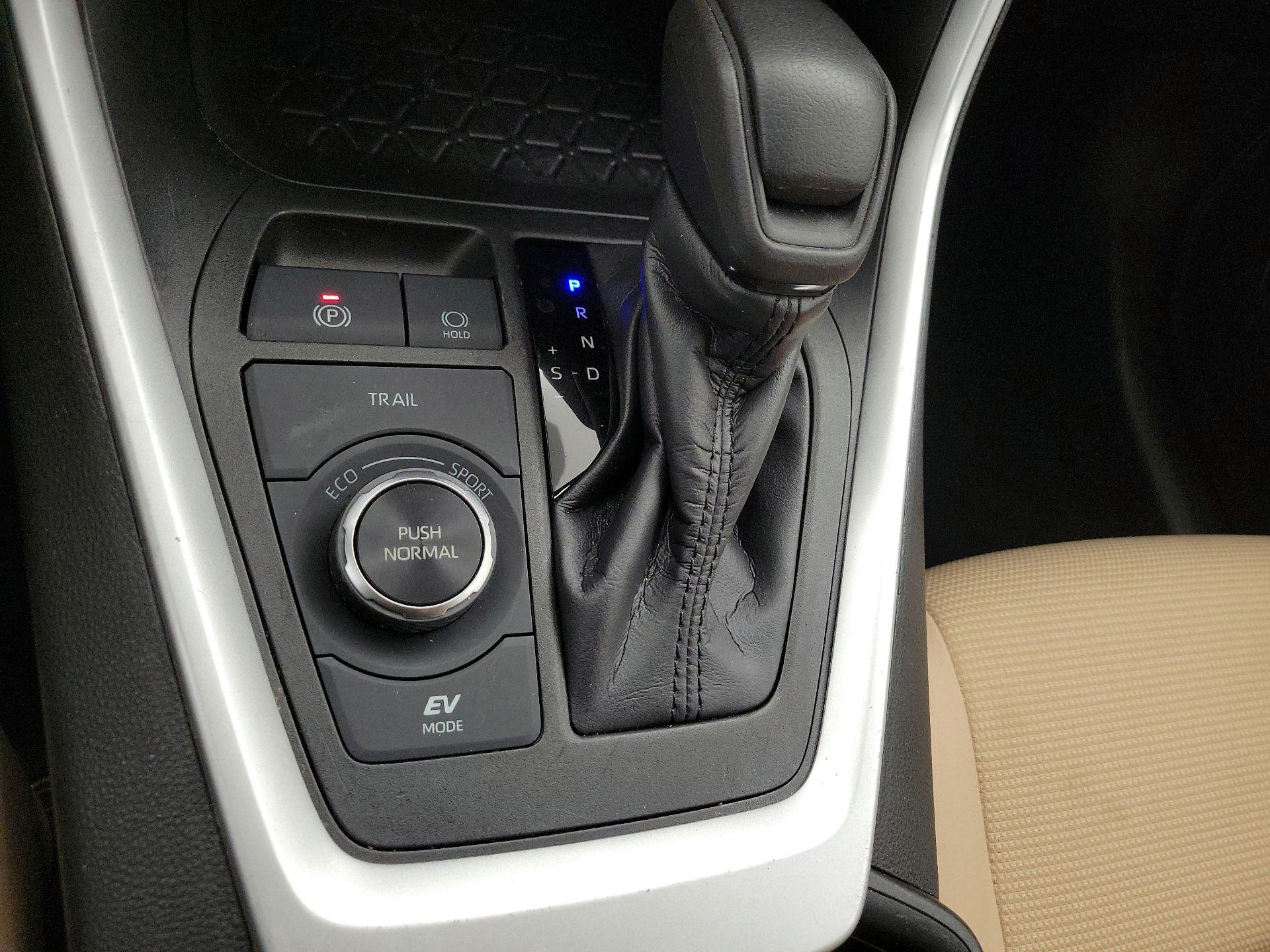 Thumbnail: 2022 Toyota RAV4 - 17