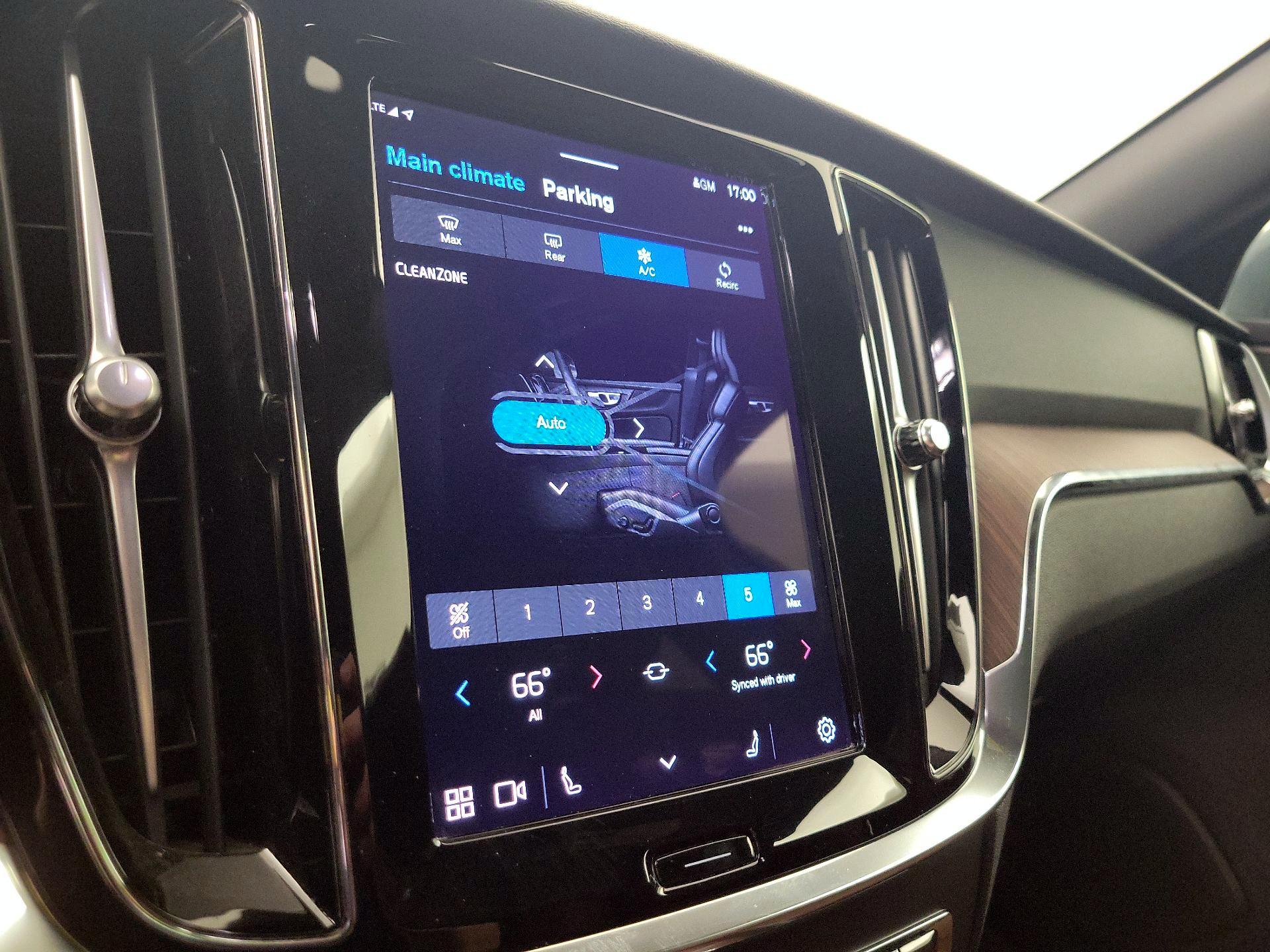 Thumbnail: 2024 Volvo S60 - 17