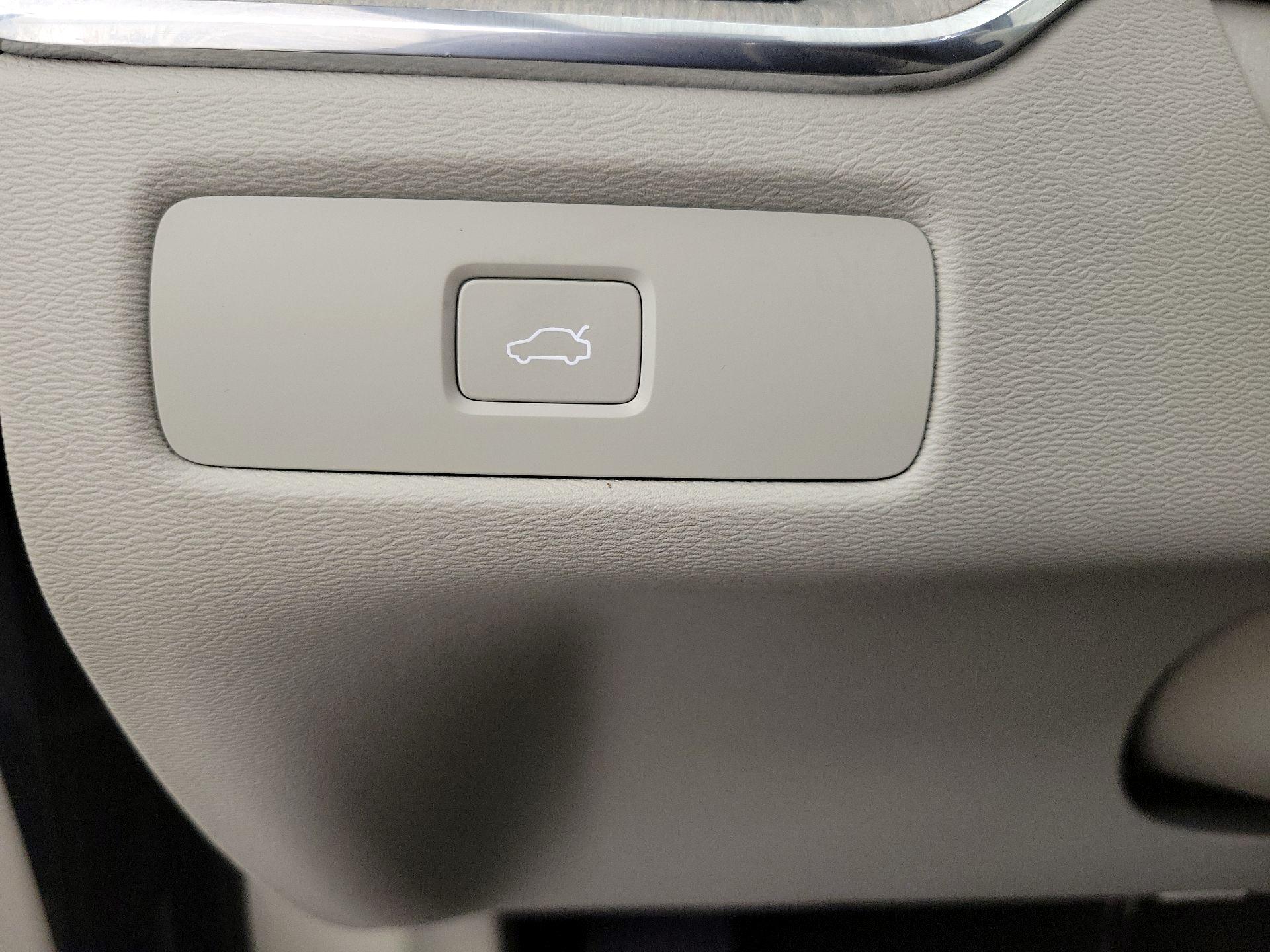 Thumbnail: 2023 Volvo XC60 - 13