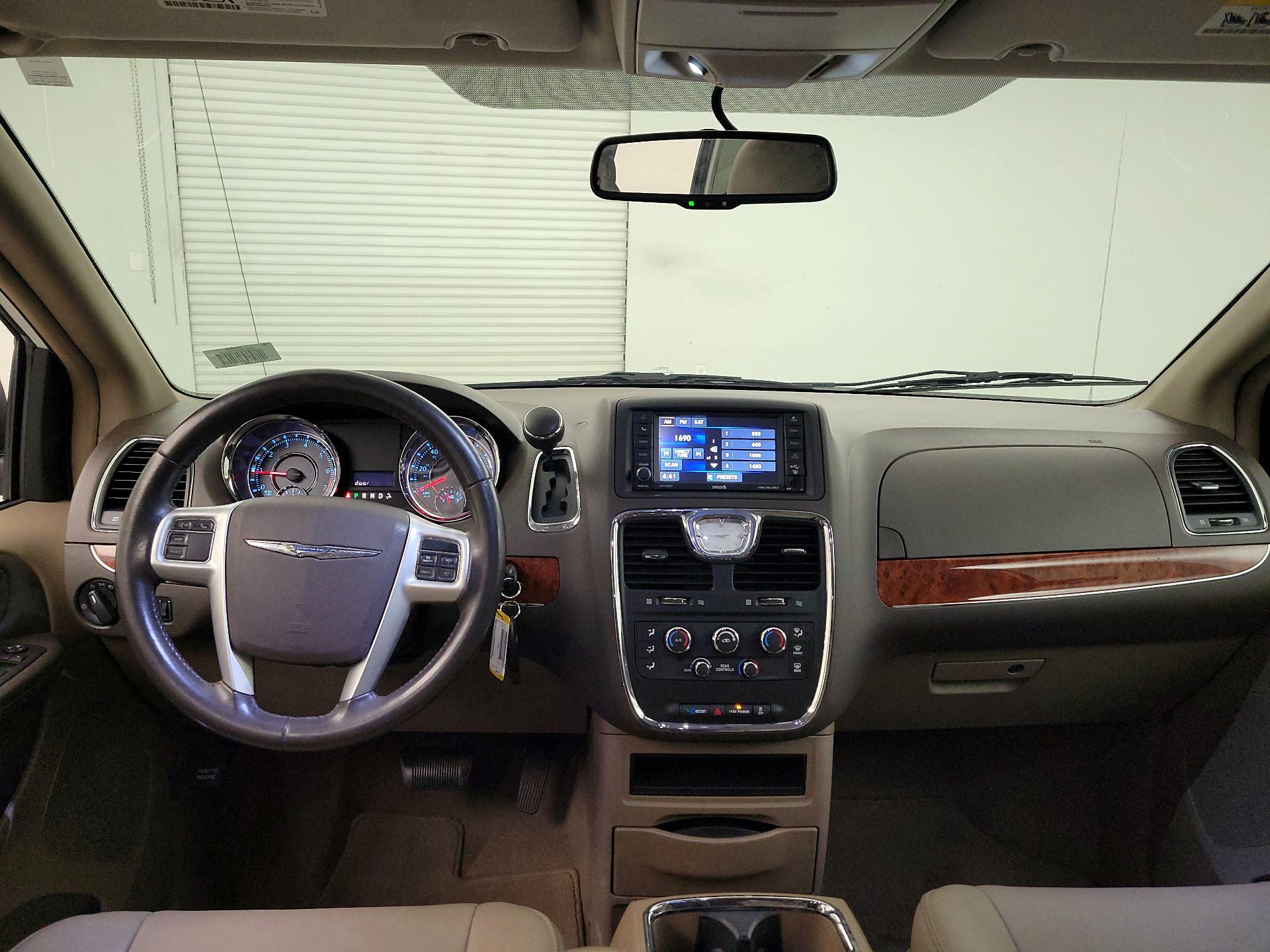 Thumbnail: 2015 Chrysler Town & Country - 9