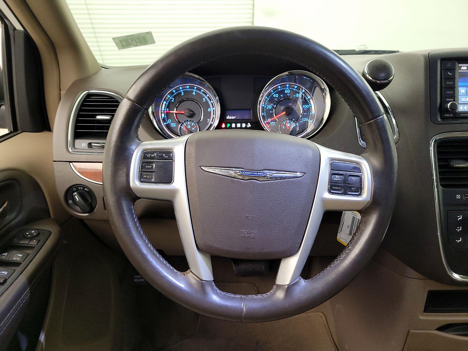 Thumbnail: 2015 Chrysler Town & Country - 10