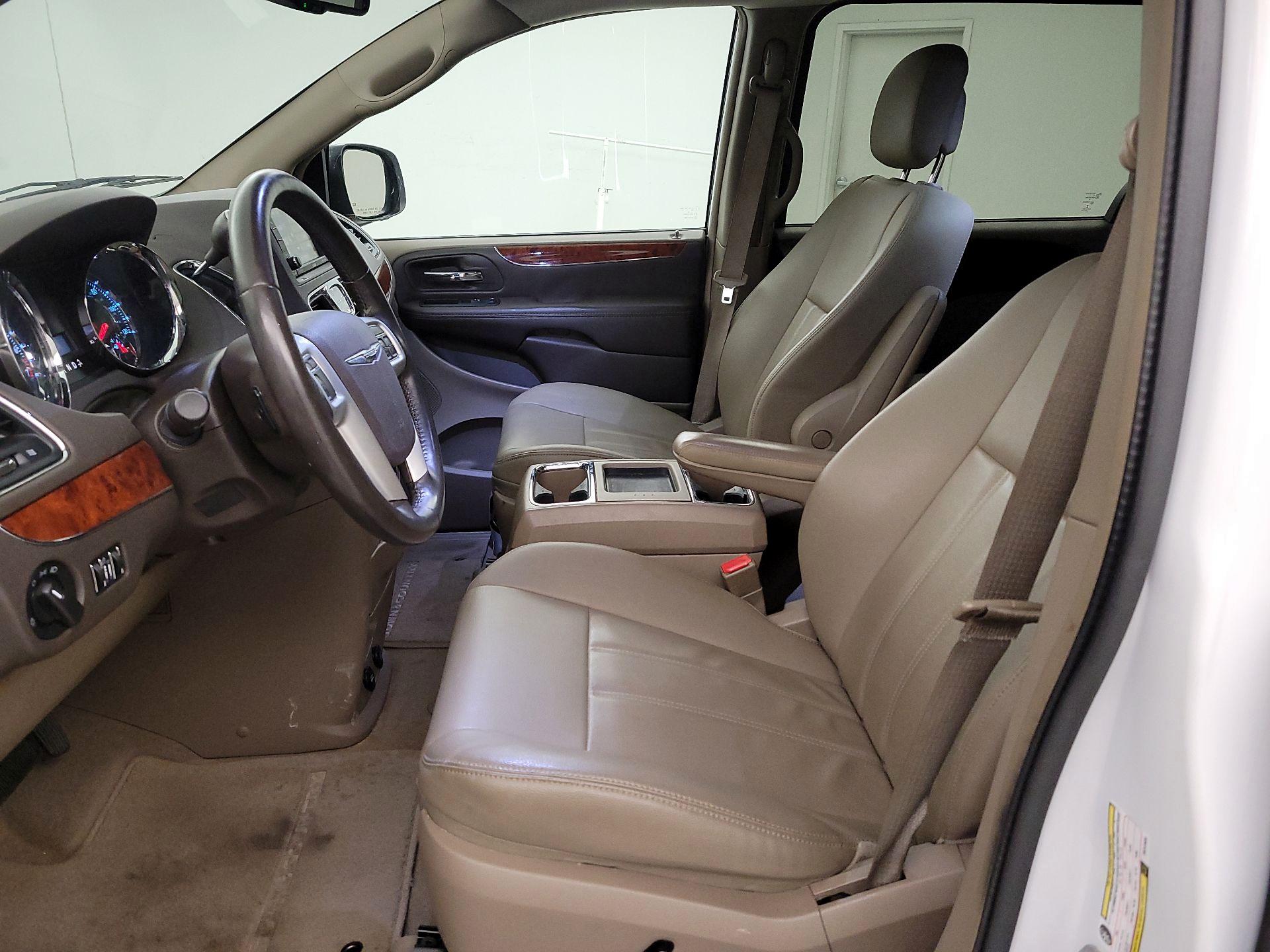 Thumbnail: 2015 Chrysler Town & Country - 11