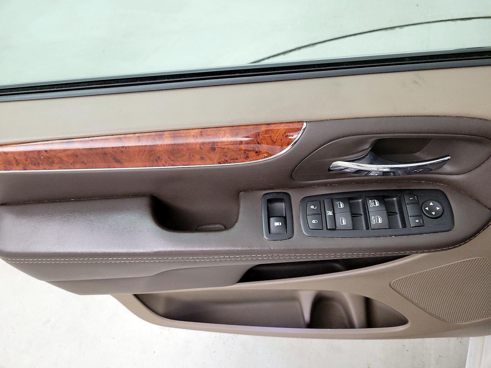 Thumbnail: 2015 Chrysler Town & Country - 12