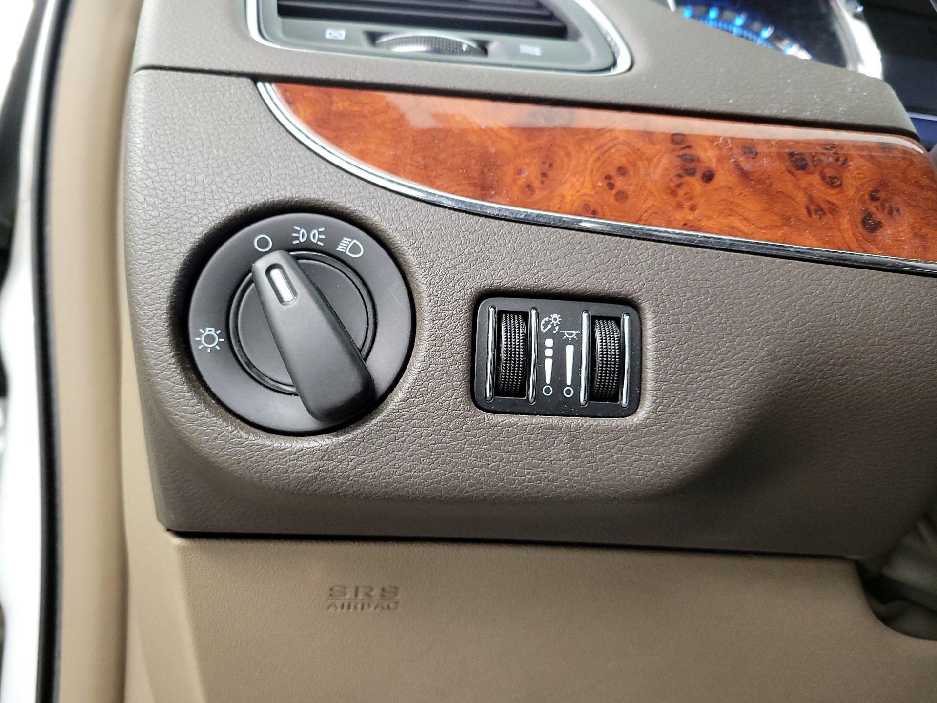 Thumbnail: 2015 Chrysler Town & Country - 13