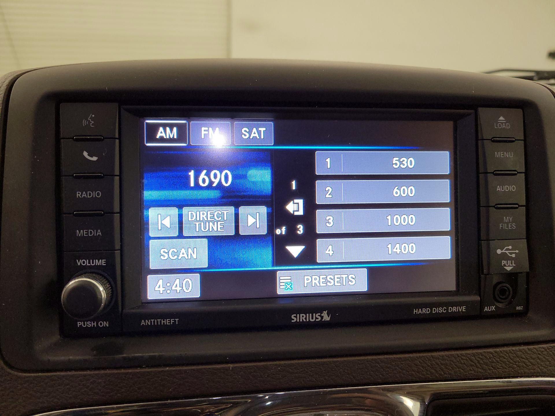 Thumbnail: 2015 Chrysler Town & Country - 15