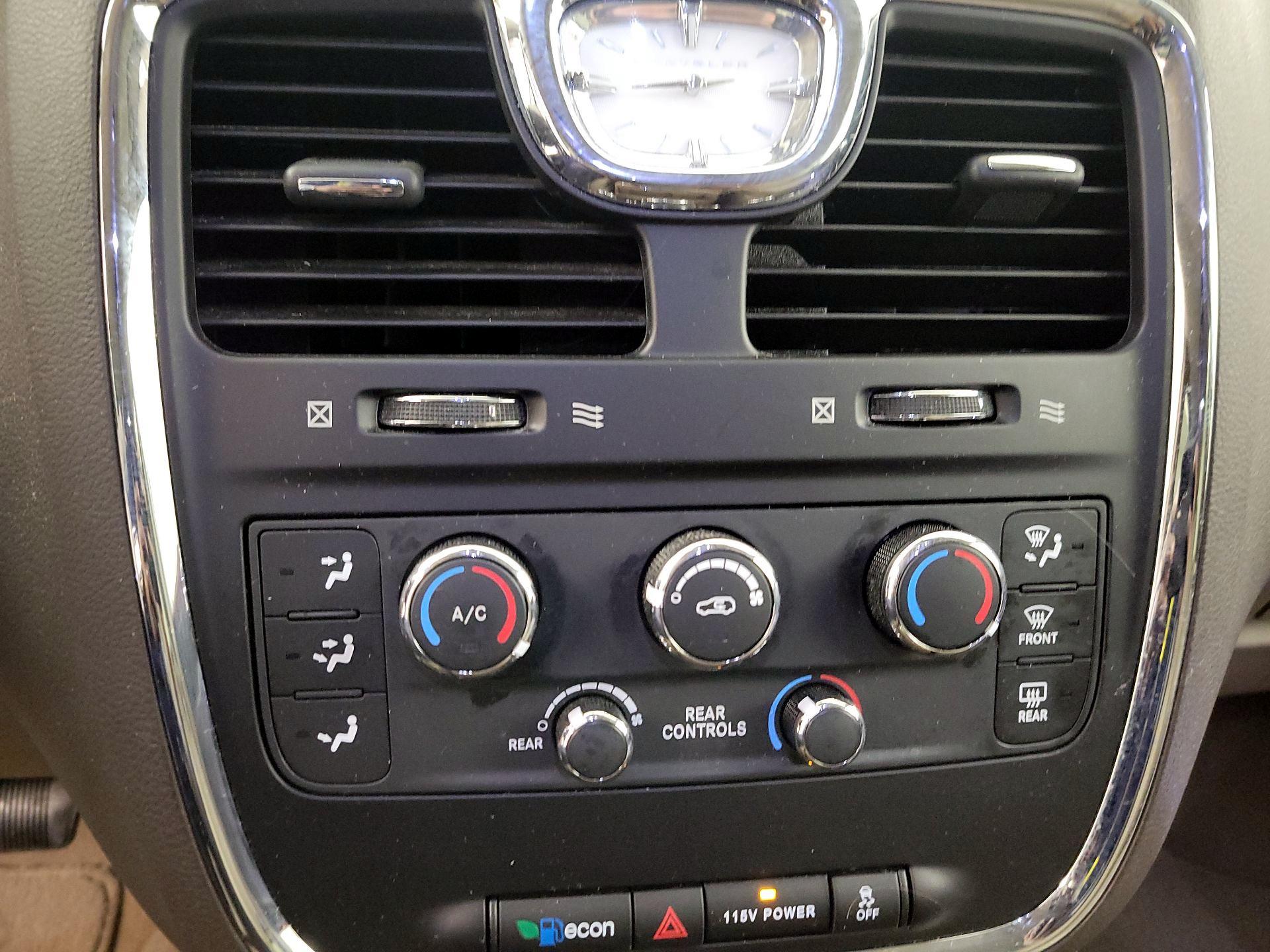 Thumbnail: 2015 Chrysler Town & Country - 16