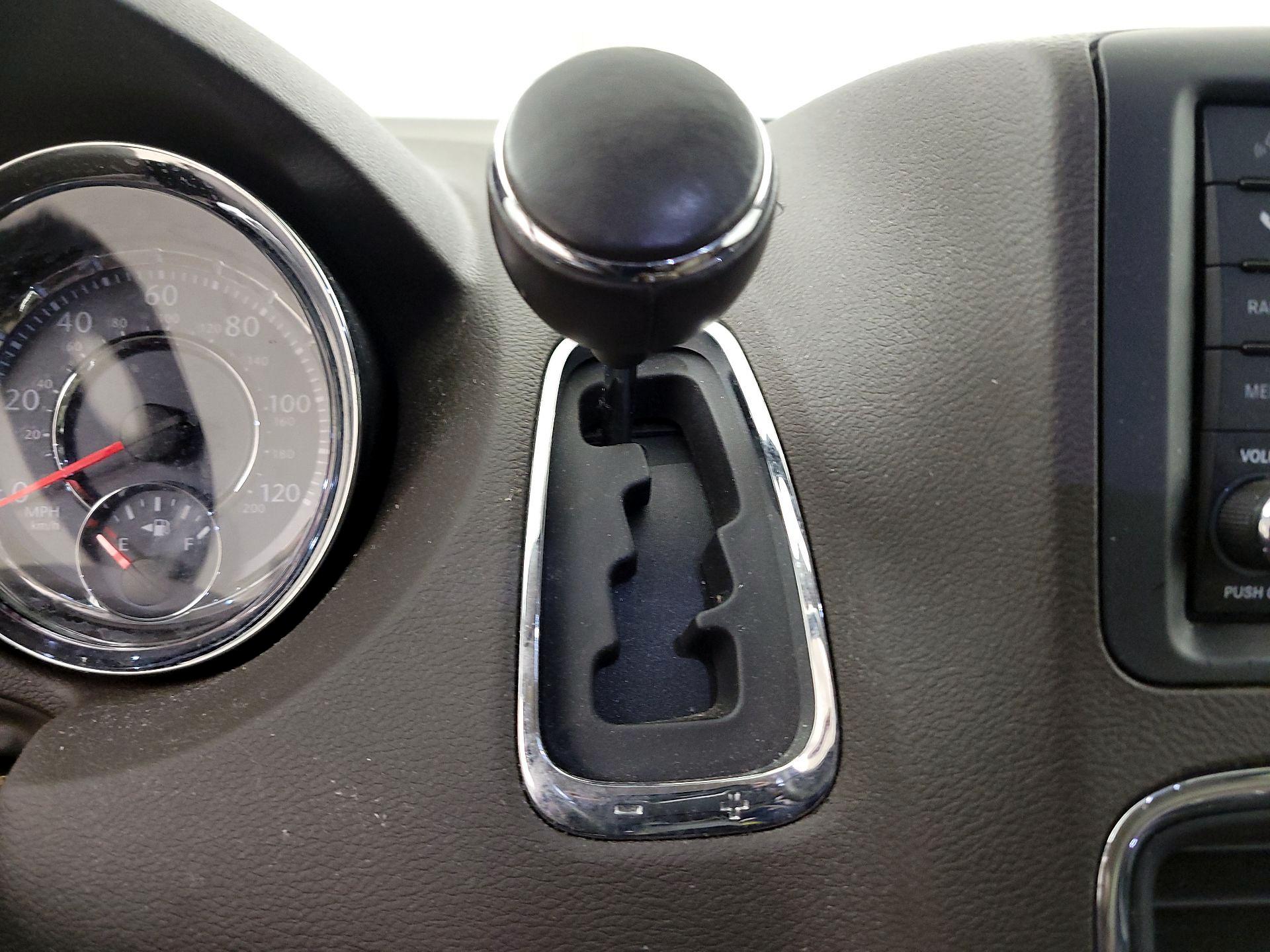 Thumbnail: 2015 Chrysler Town & Country - 17