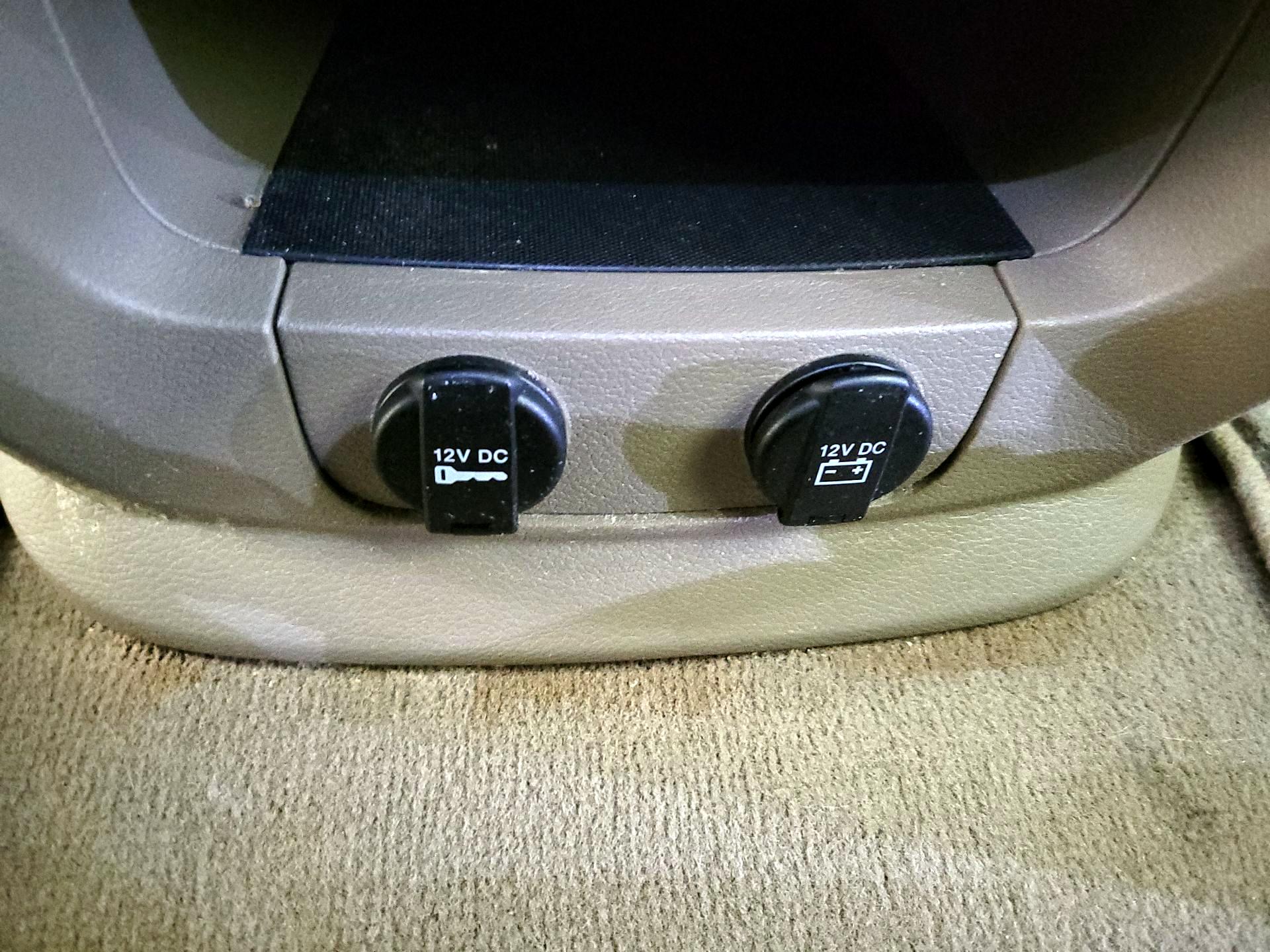 Thumbnail: 2015 Chrysler Town & Country - 18