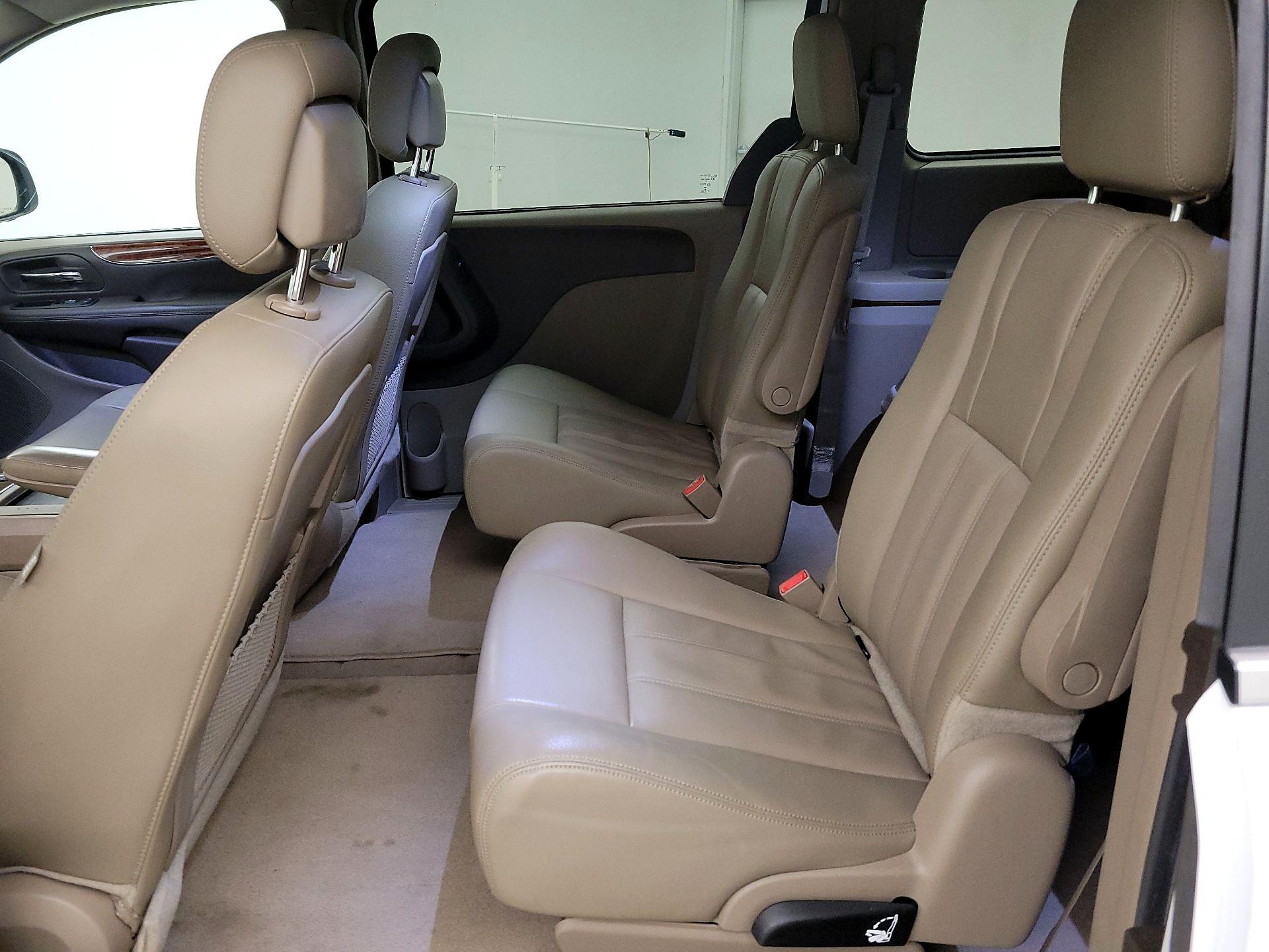 Thumbnail: 2015 Chrysler Town & Country - 19