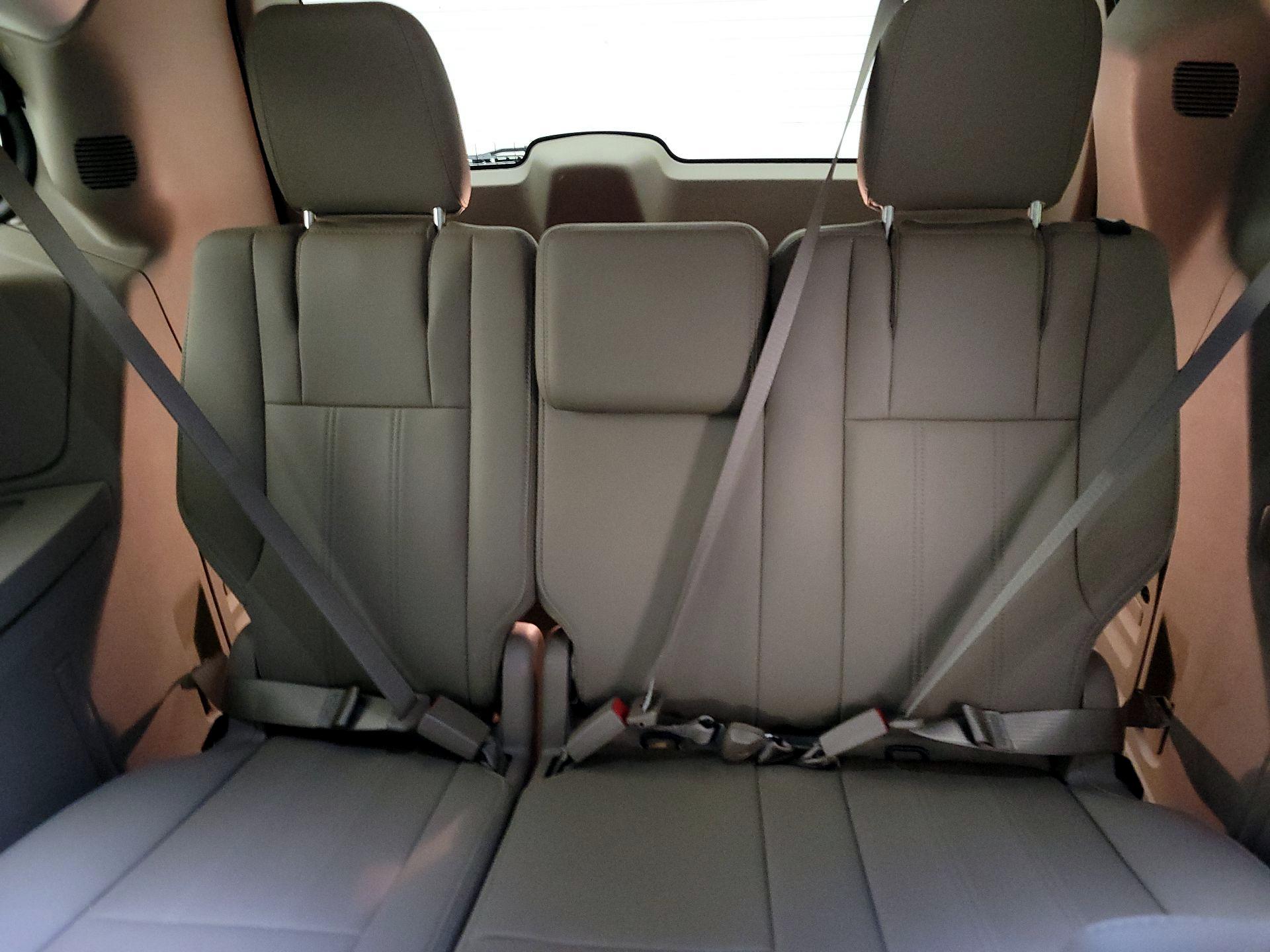 Thumbnail: 2015 Chrysler Town & Country - 20