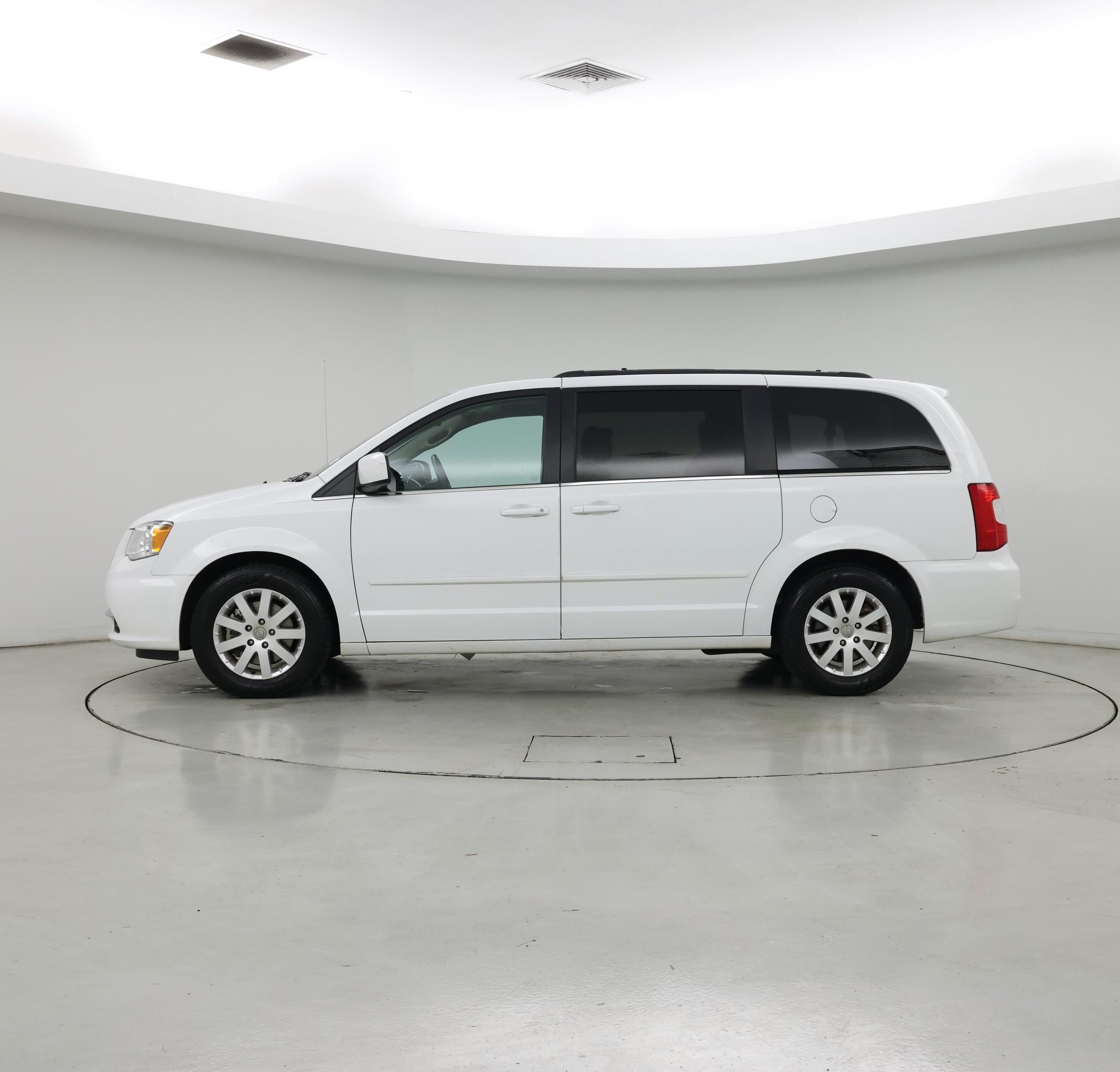 Thumbnail: 2015 Chrysler Town & Country - 3