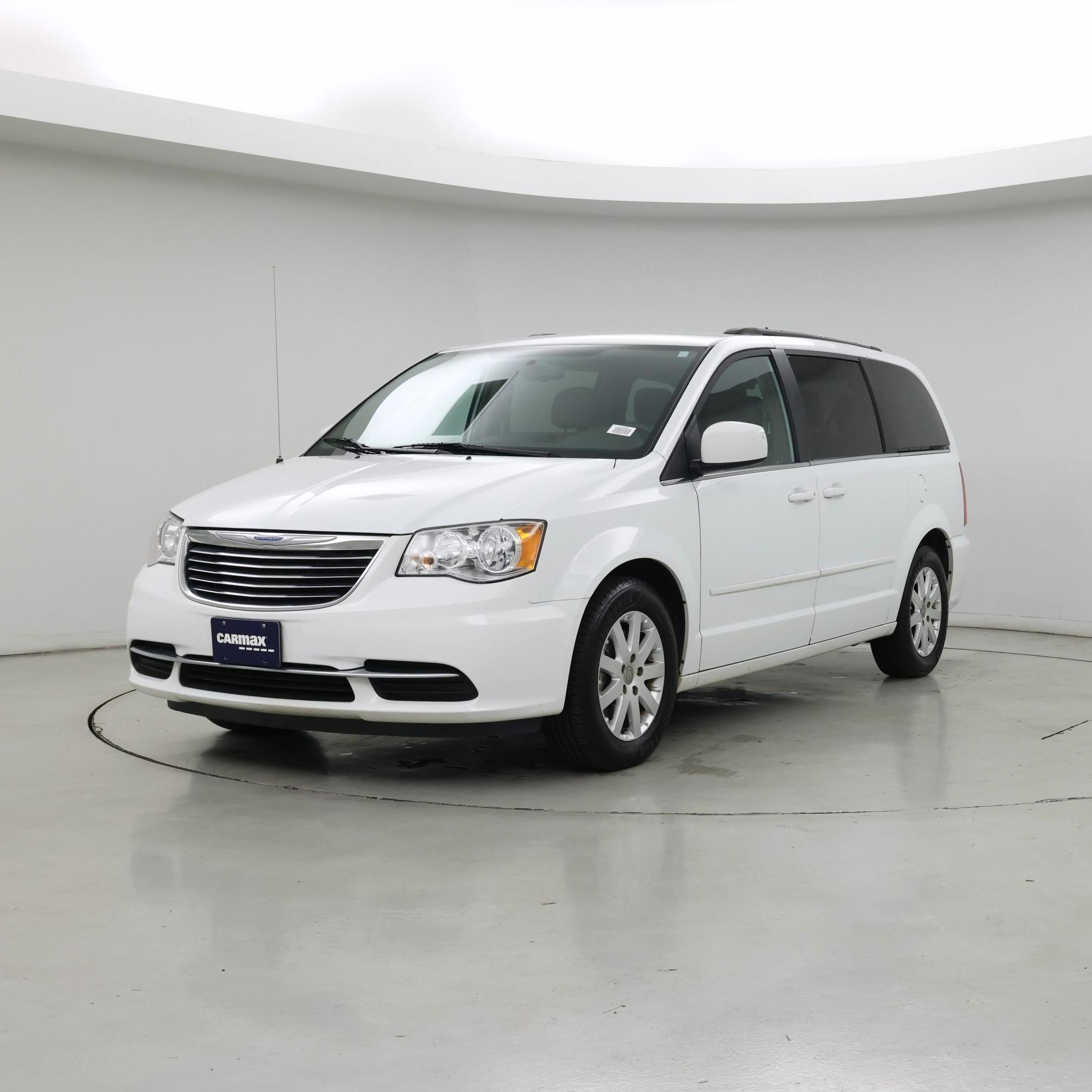 Thumbnail: 2015 Chrysler Town & Country - 4