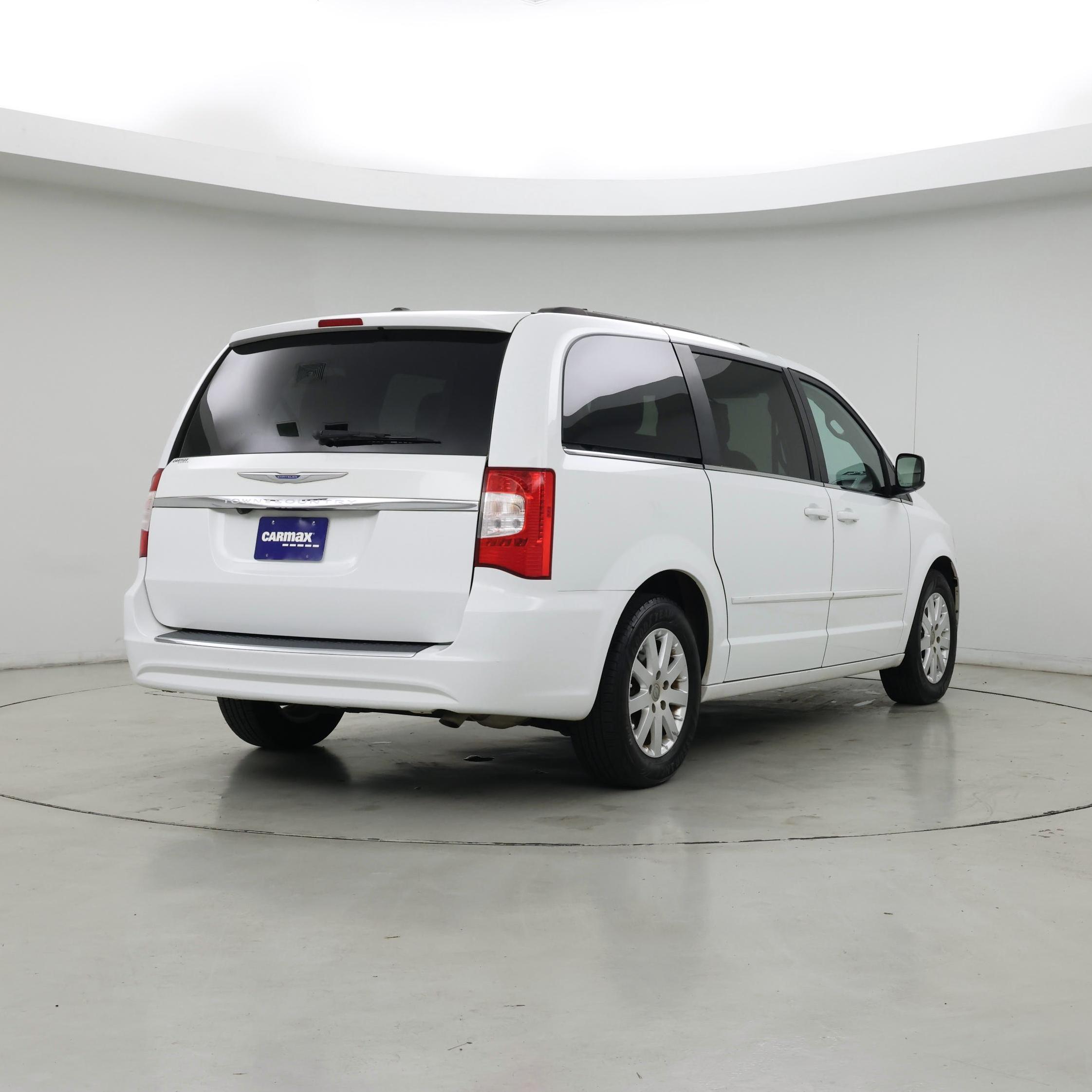 Thumbnail: 2015 Chrysler Town & Country - 8